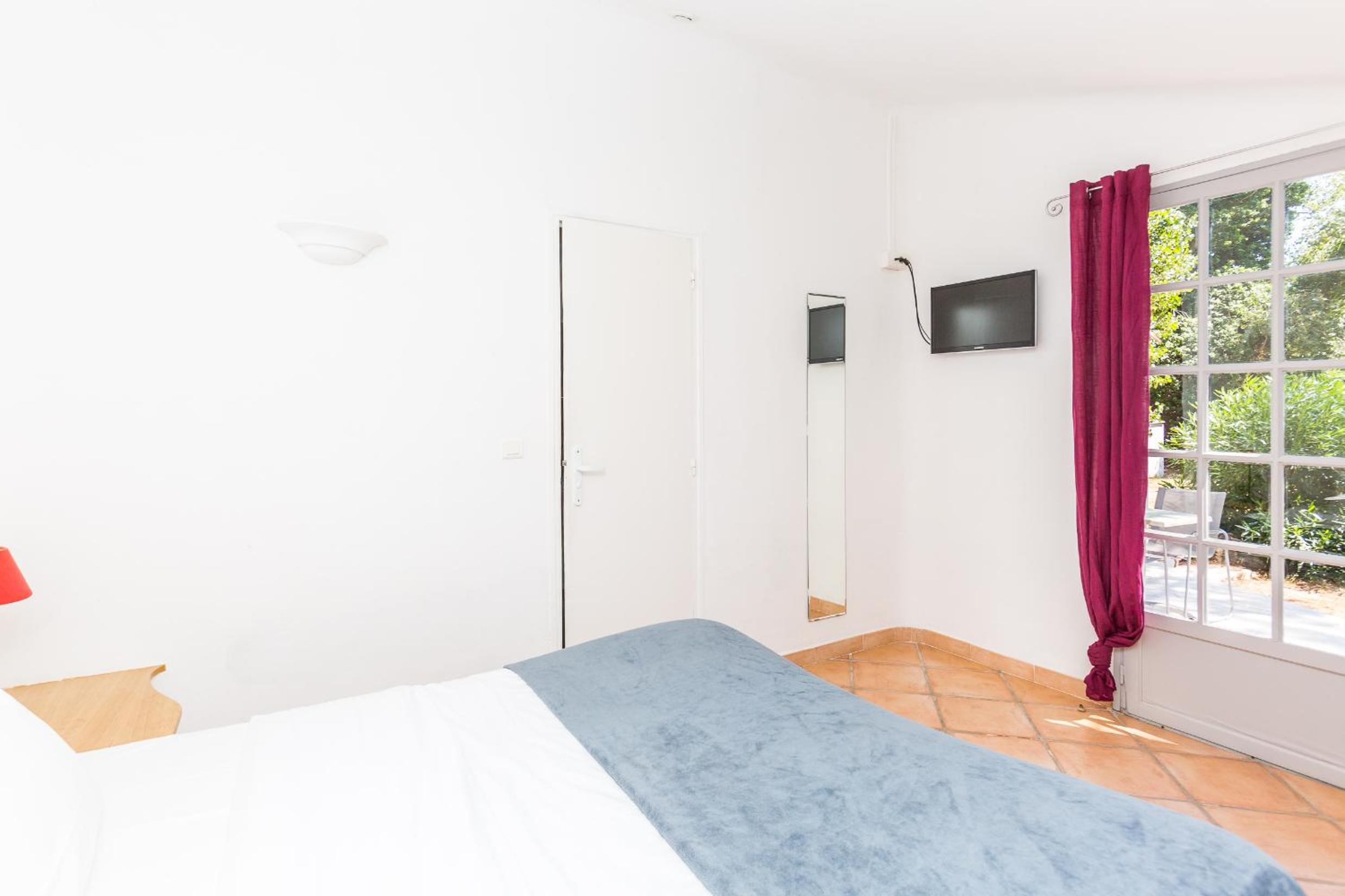 Standard Double Room - Photo 9
