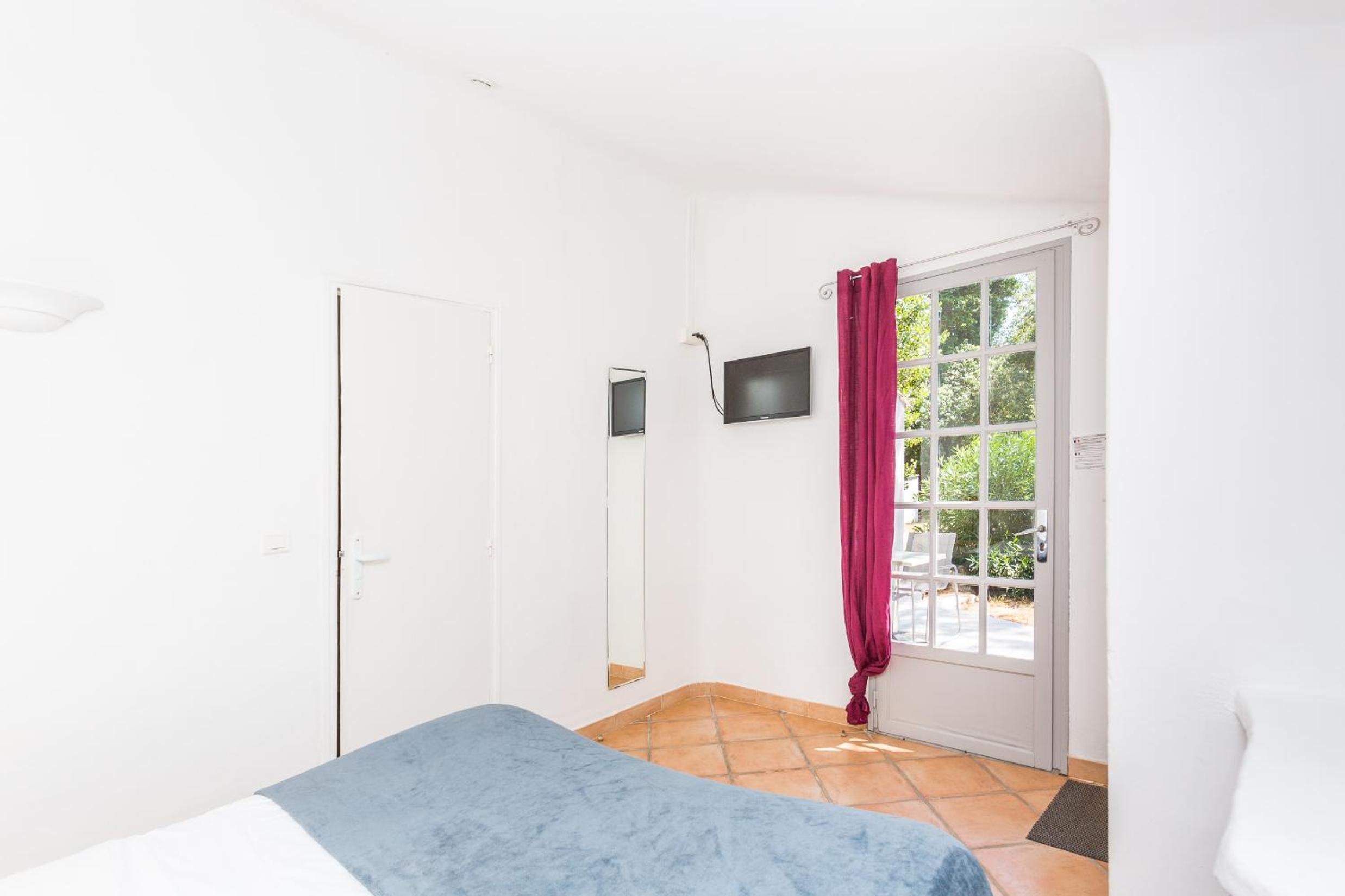 Standard Double Room - Photo 8