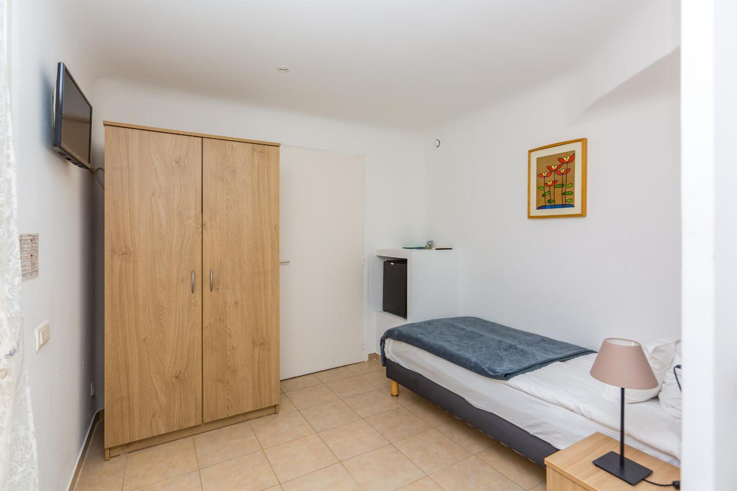 Standard Twin Room - Photo 4