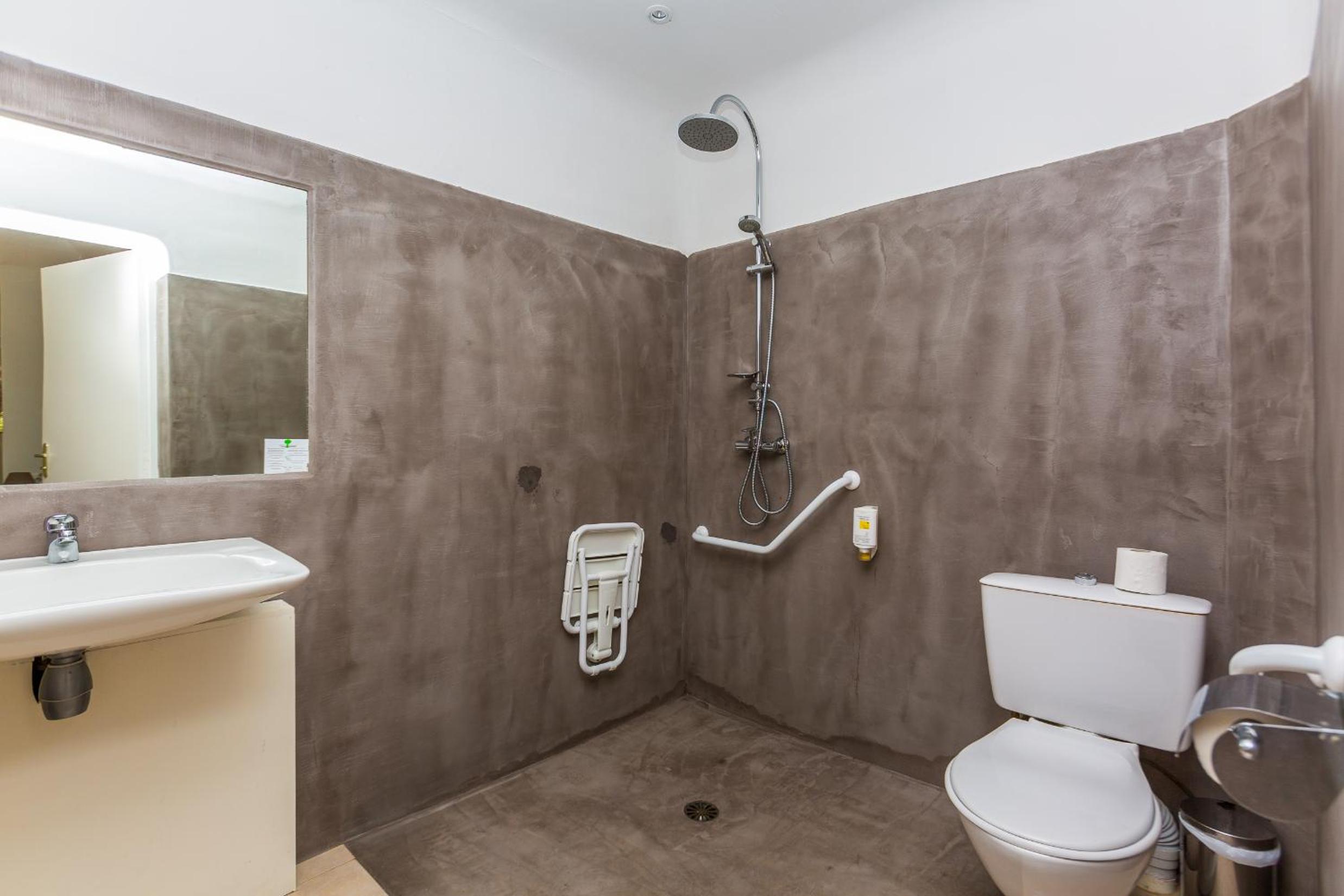 Standard Twin Room - Photo 3