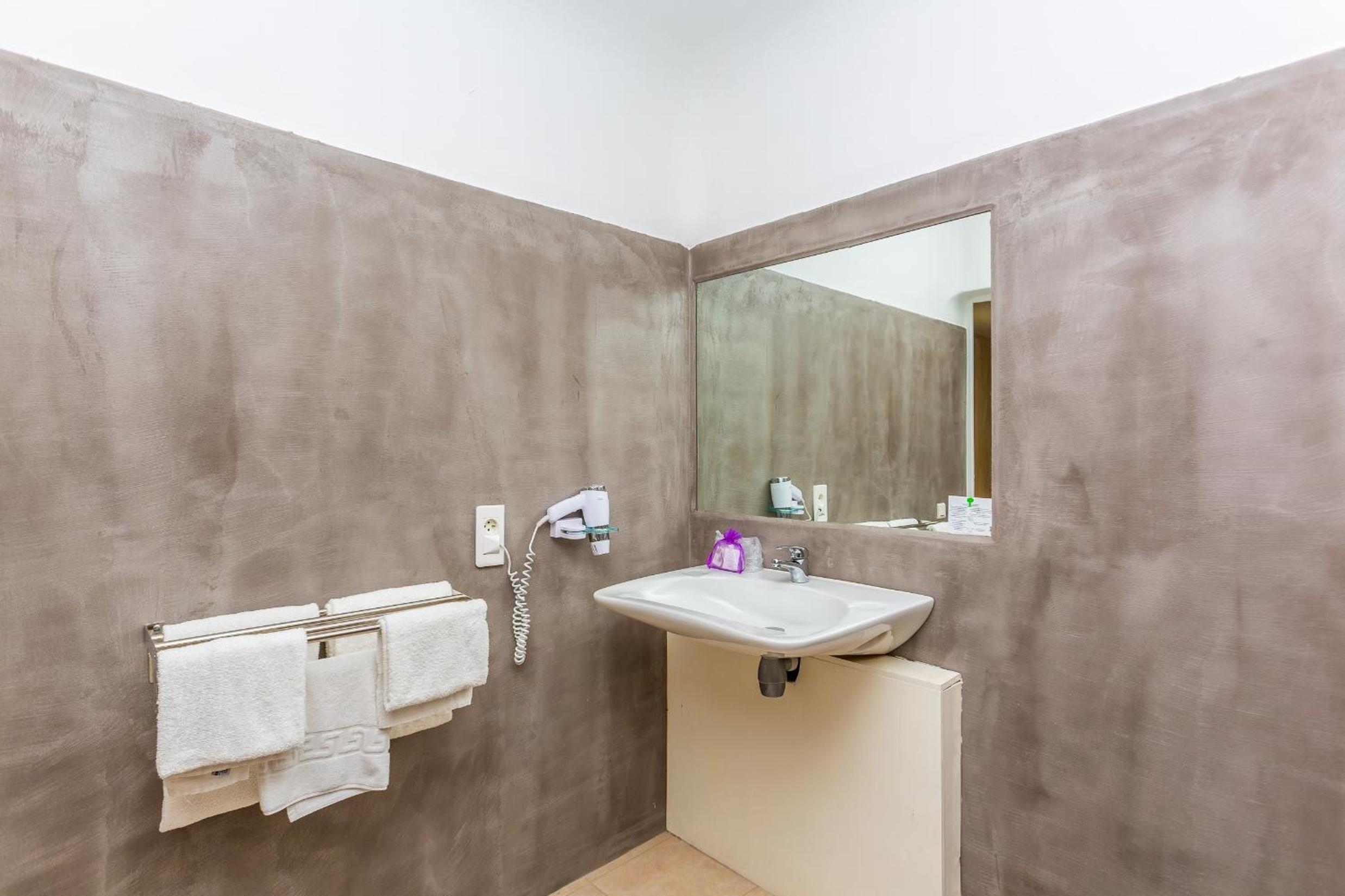 Standard Twin Room - Photo 2