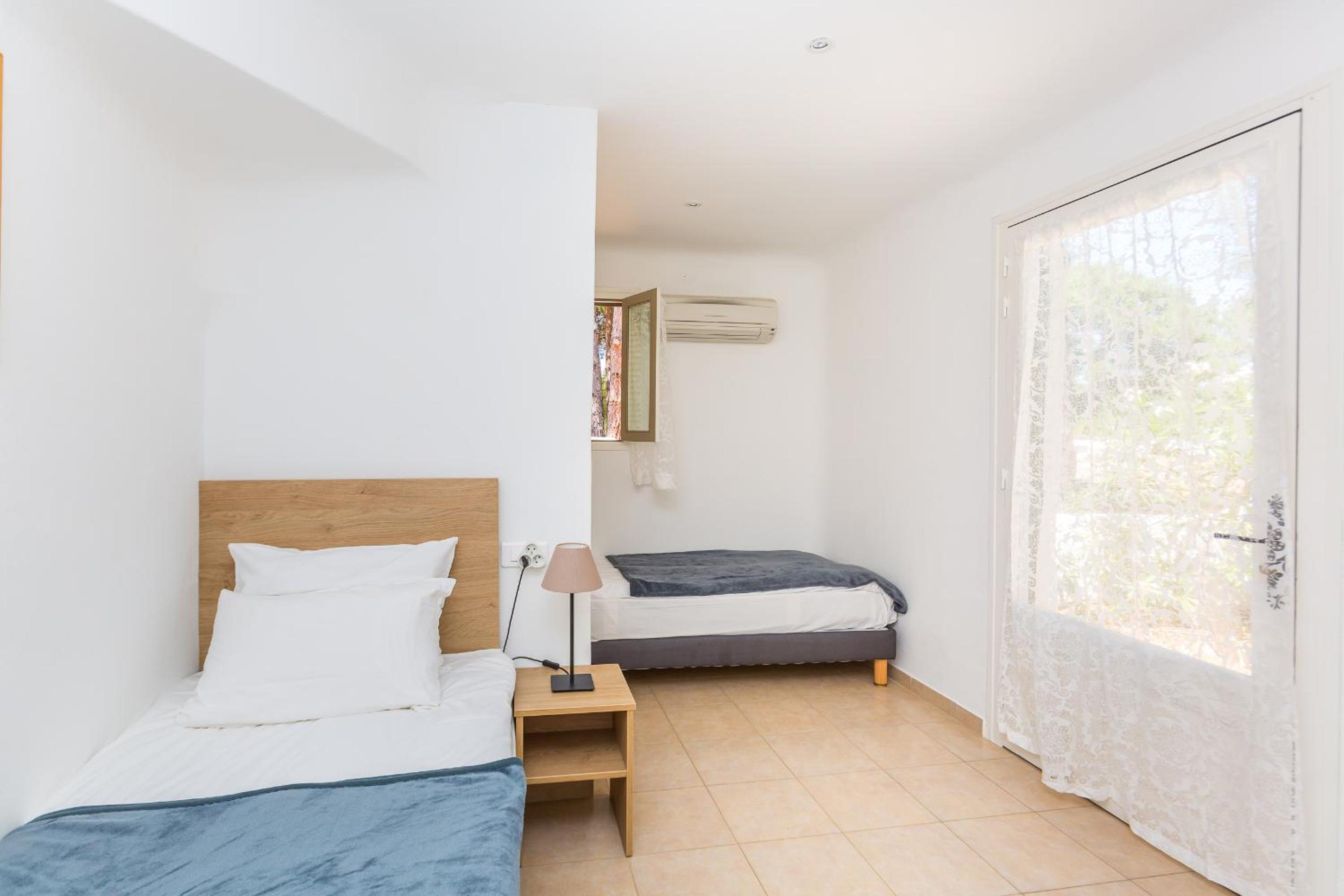 Standard Twin Room - Photo 11