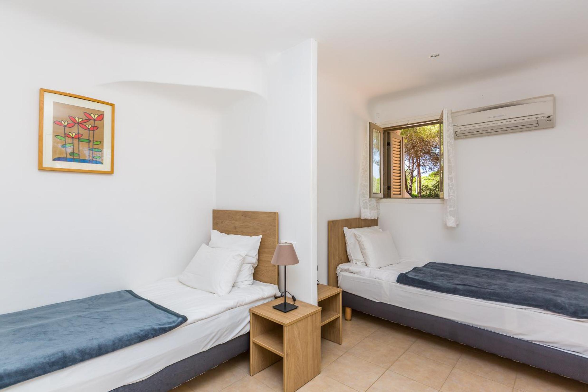 Standard Twin Room - Photo 9