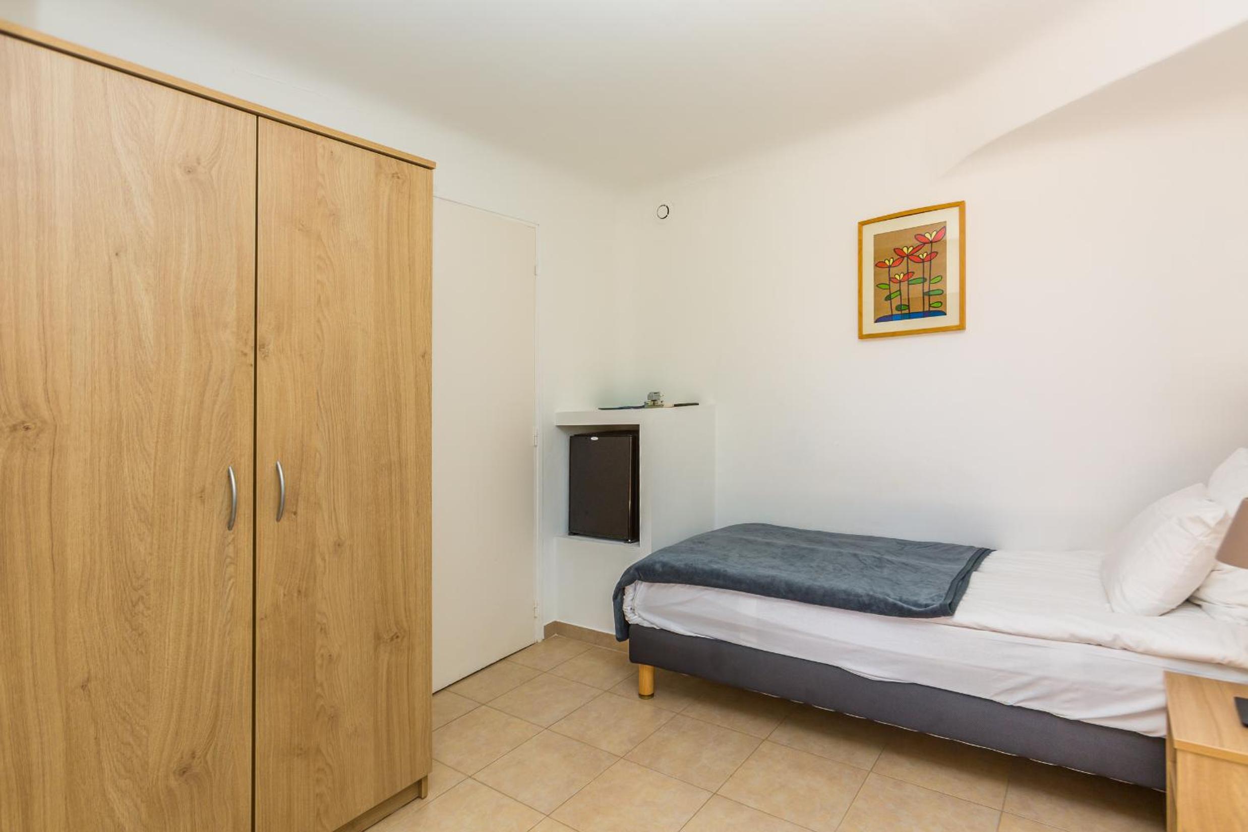Standard Twin Room - Photo 7