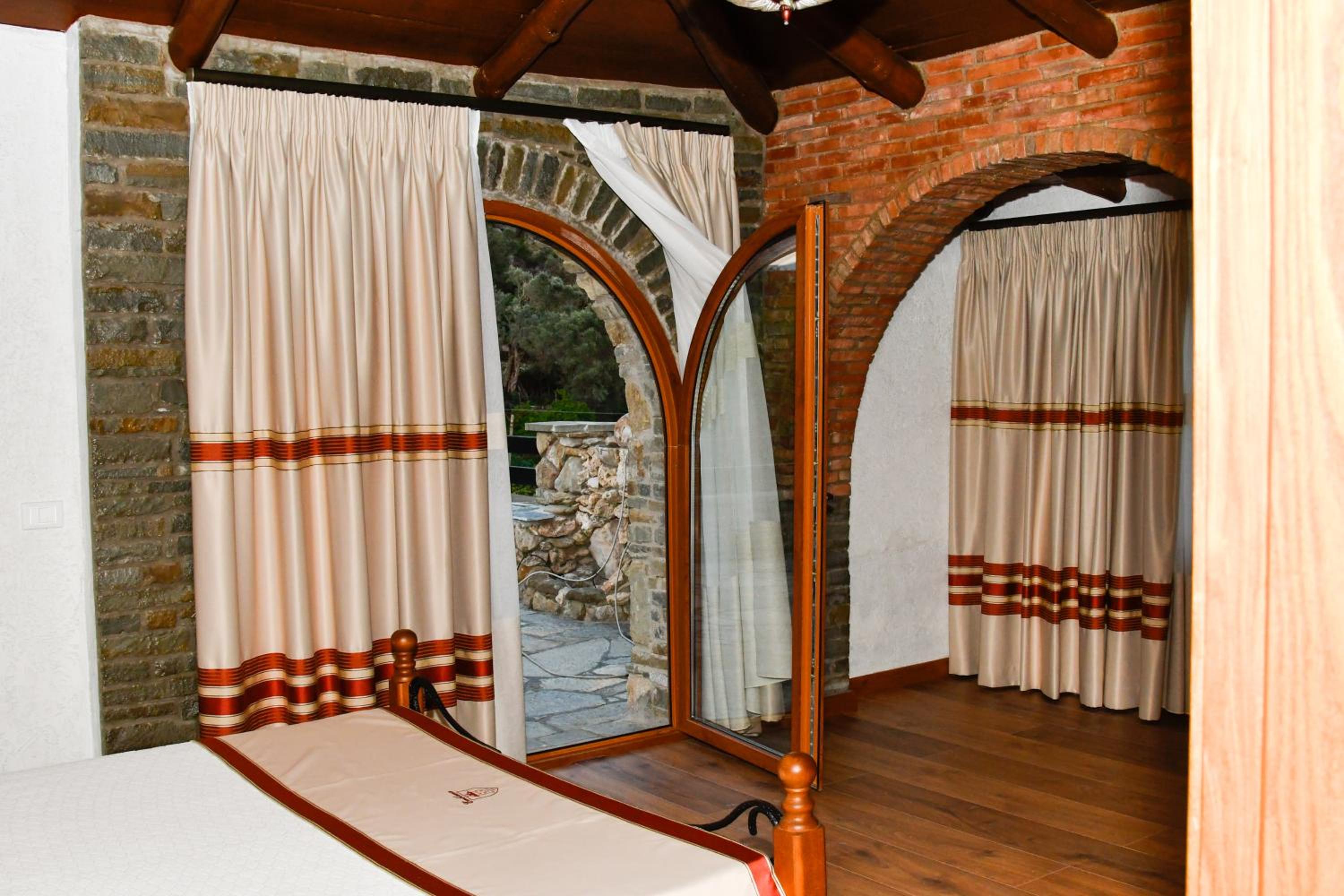 Deluxe Double Room with Balcony photo 3