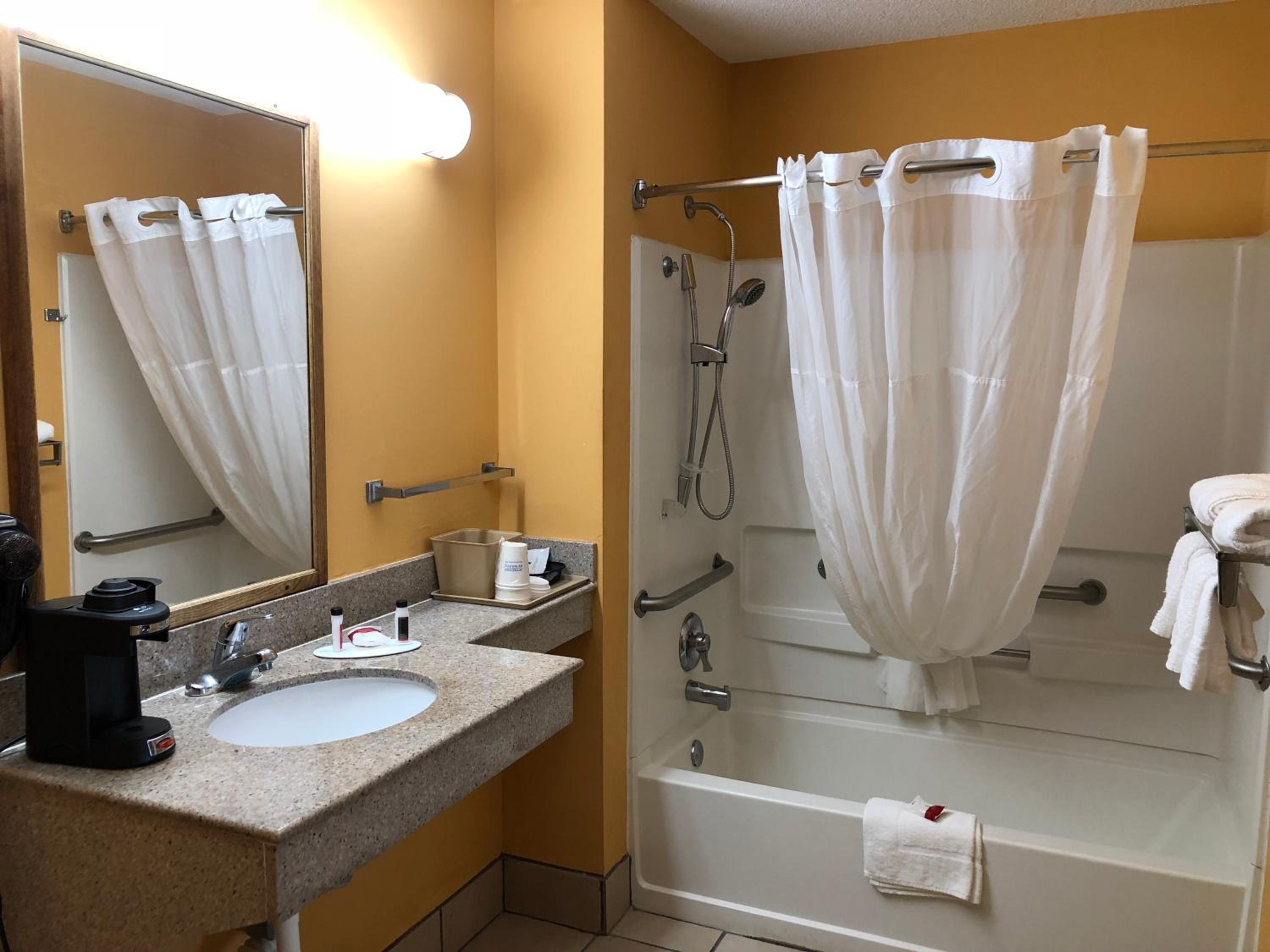 King Room with Roll In Shower - Mobility Access/Non-Smoking - Photo 2