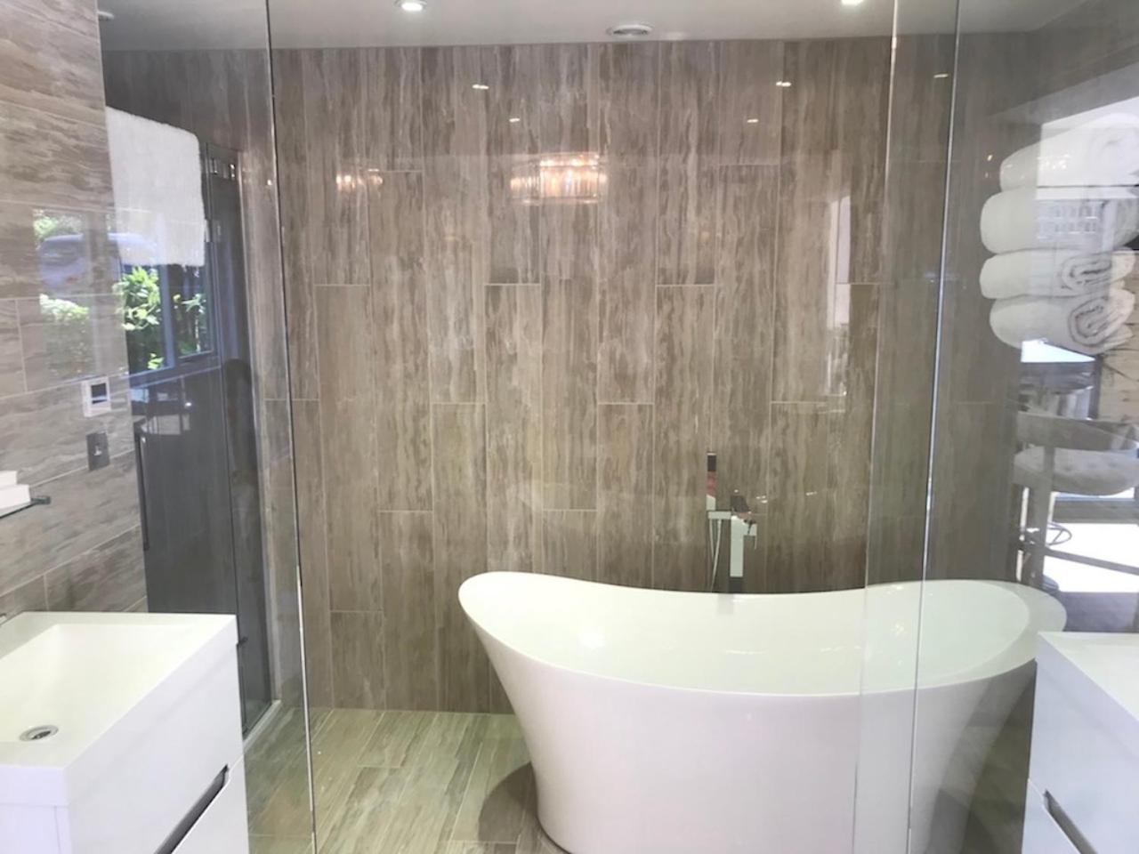 King Suite with Spa Bath - Photo 6