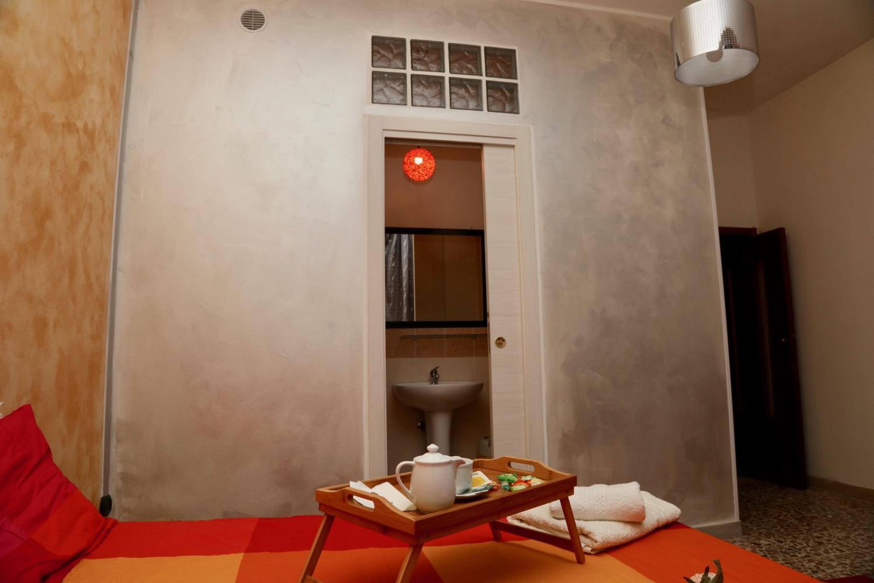 Double Room with Private Internal Bathroom - Photo 4