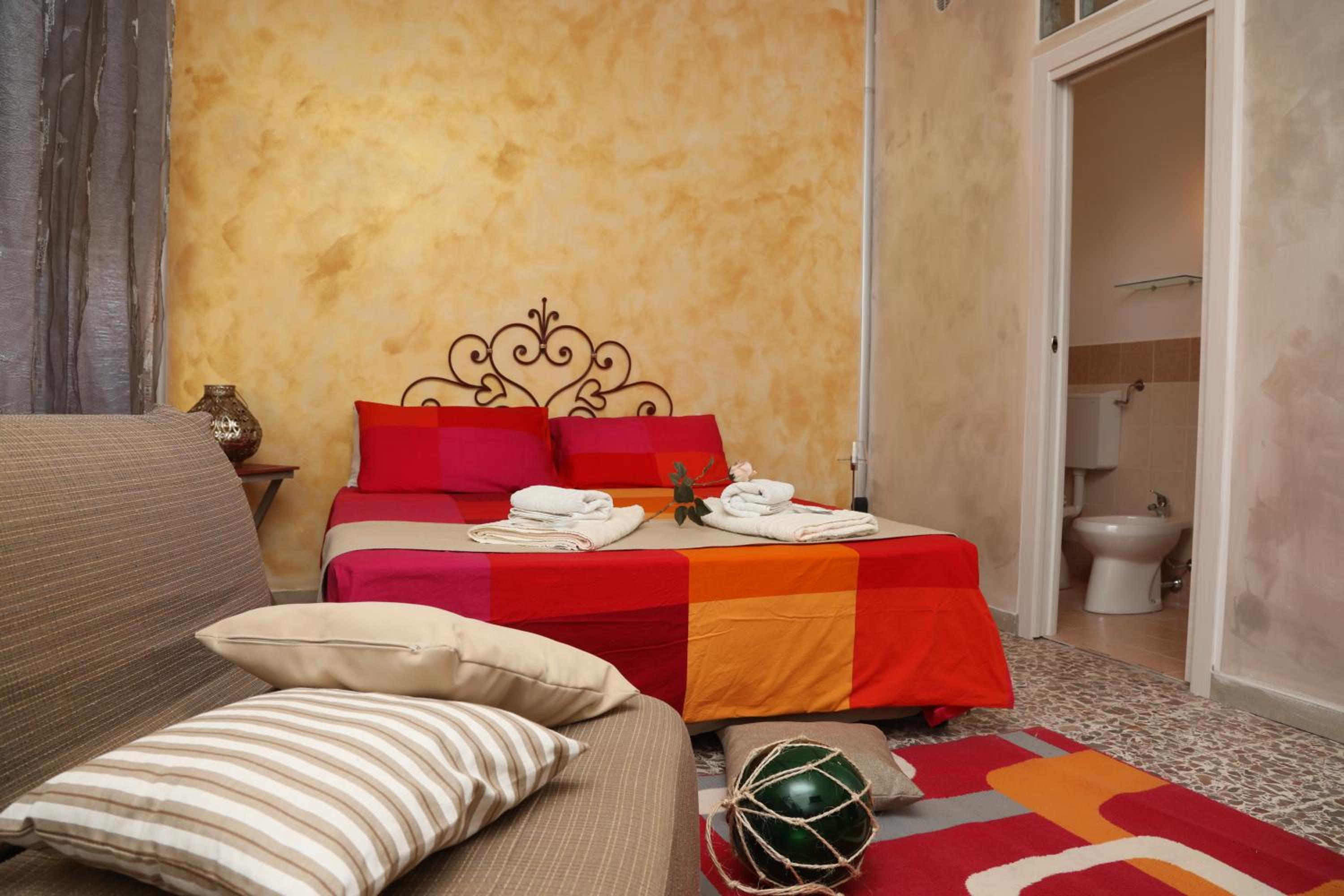 Double Room with Private Internal Bathroom - Photo 2