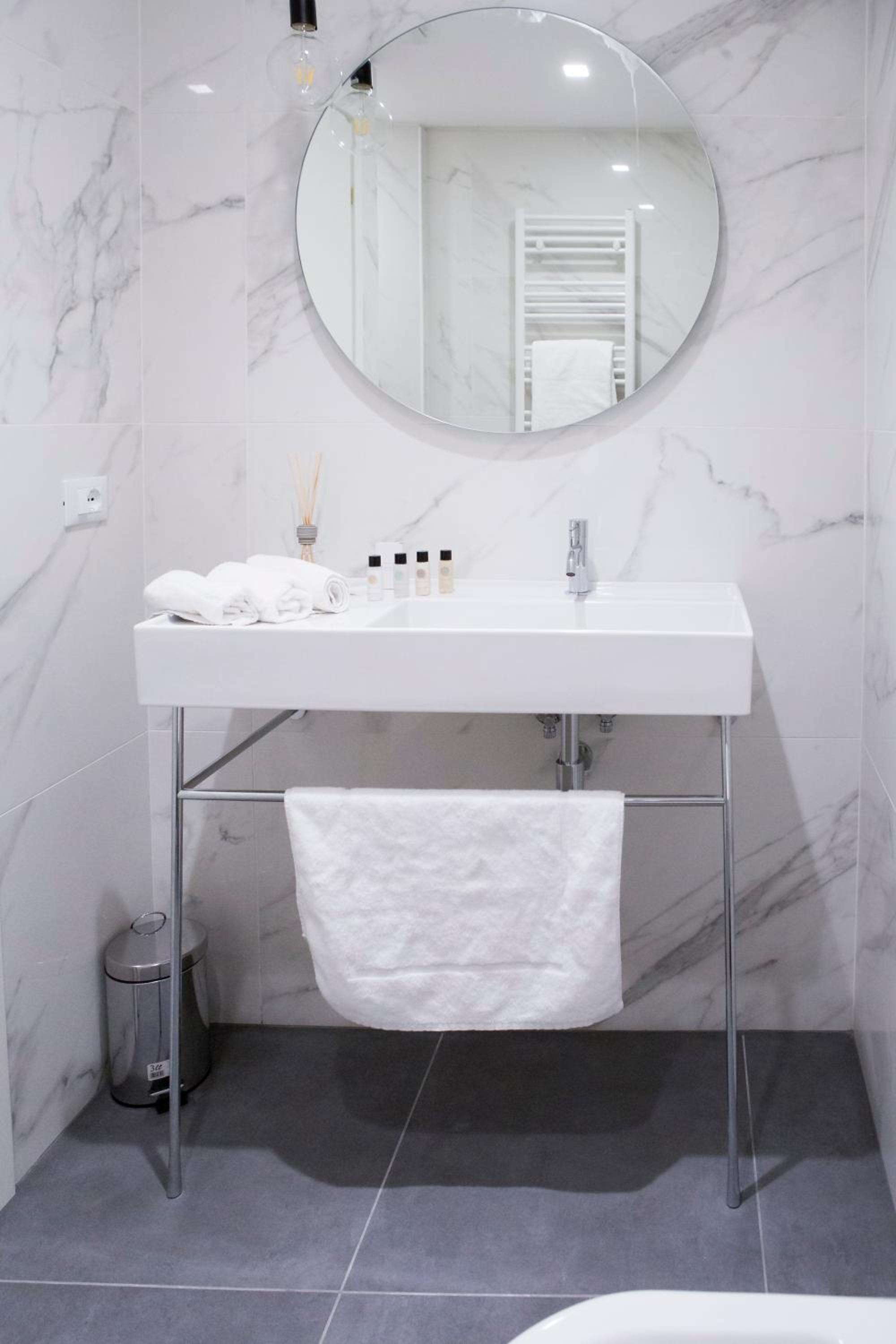 Suite - Photo 13