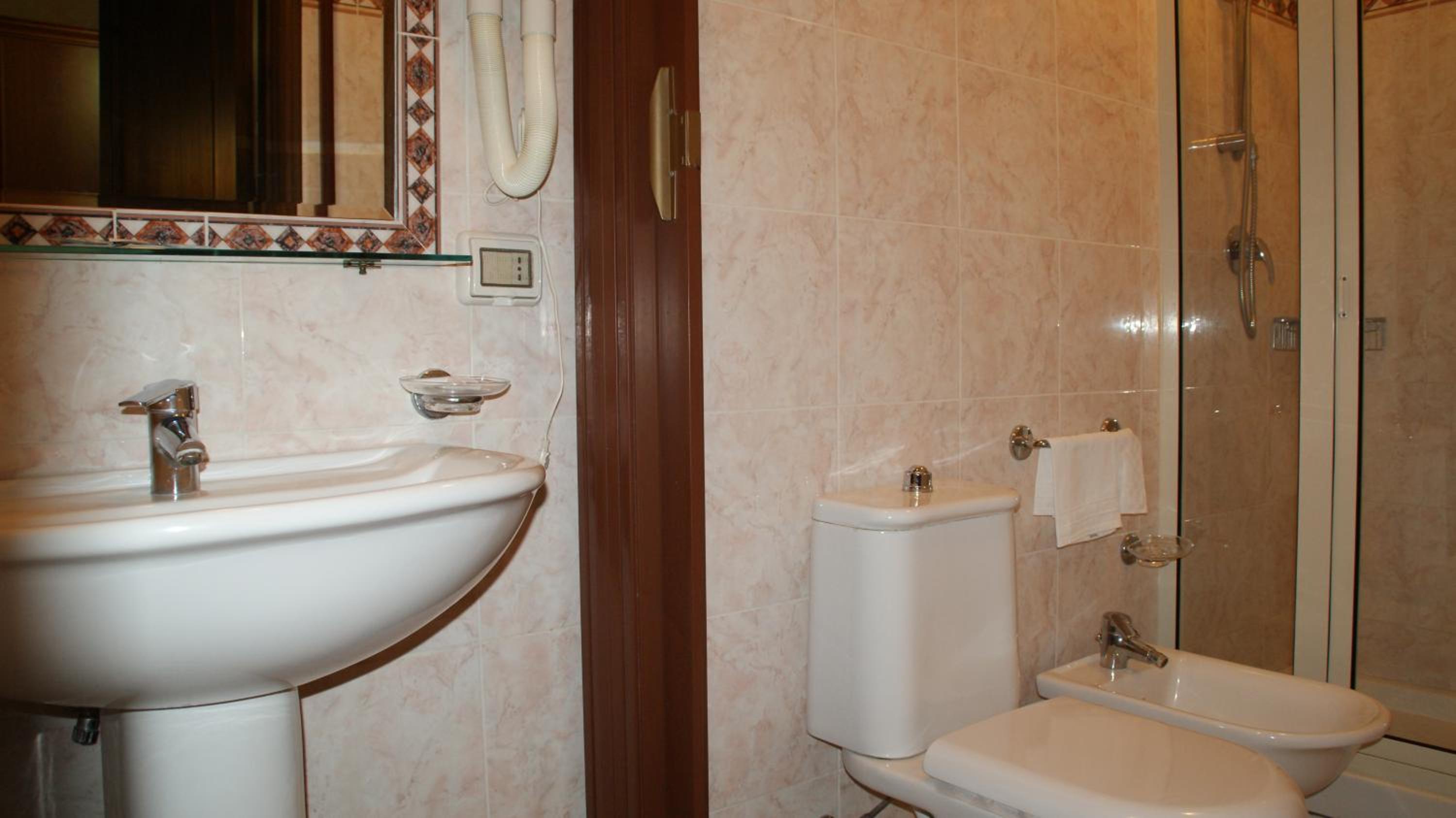 Double or Twin Room - Photo 4