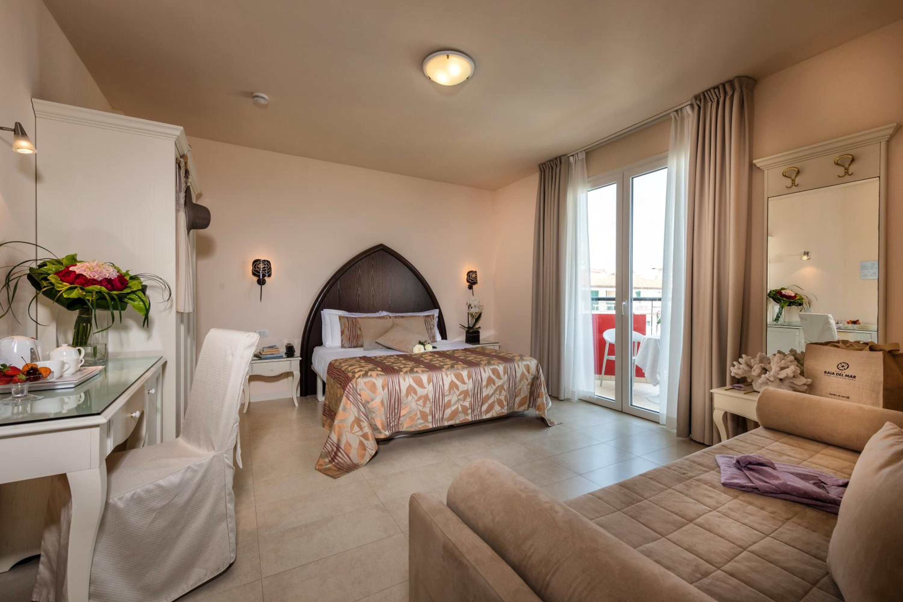 Junior Suite with Partial Sea View