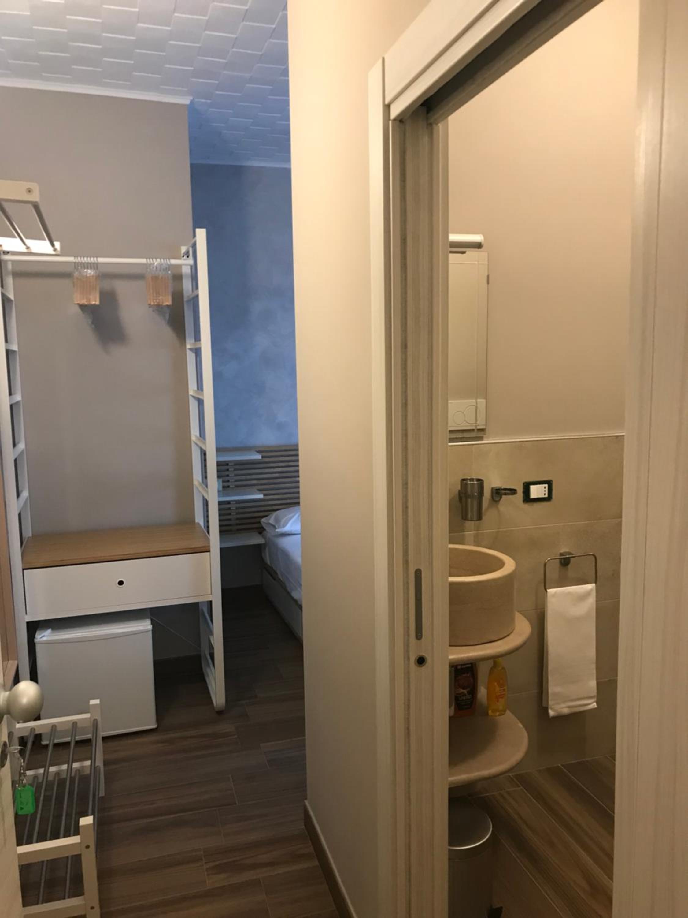 King Room with Balcony - Photo 11