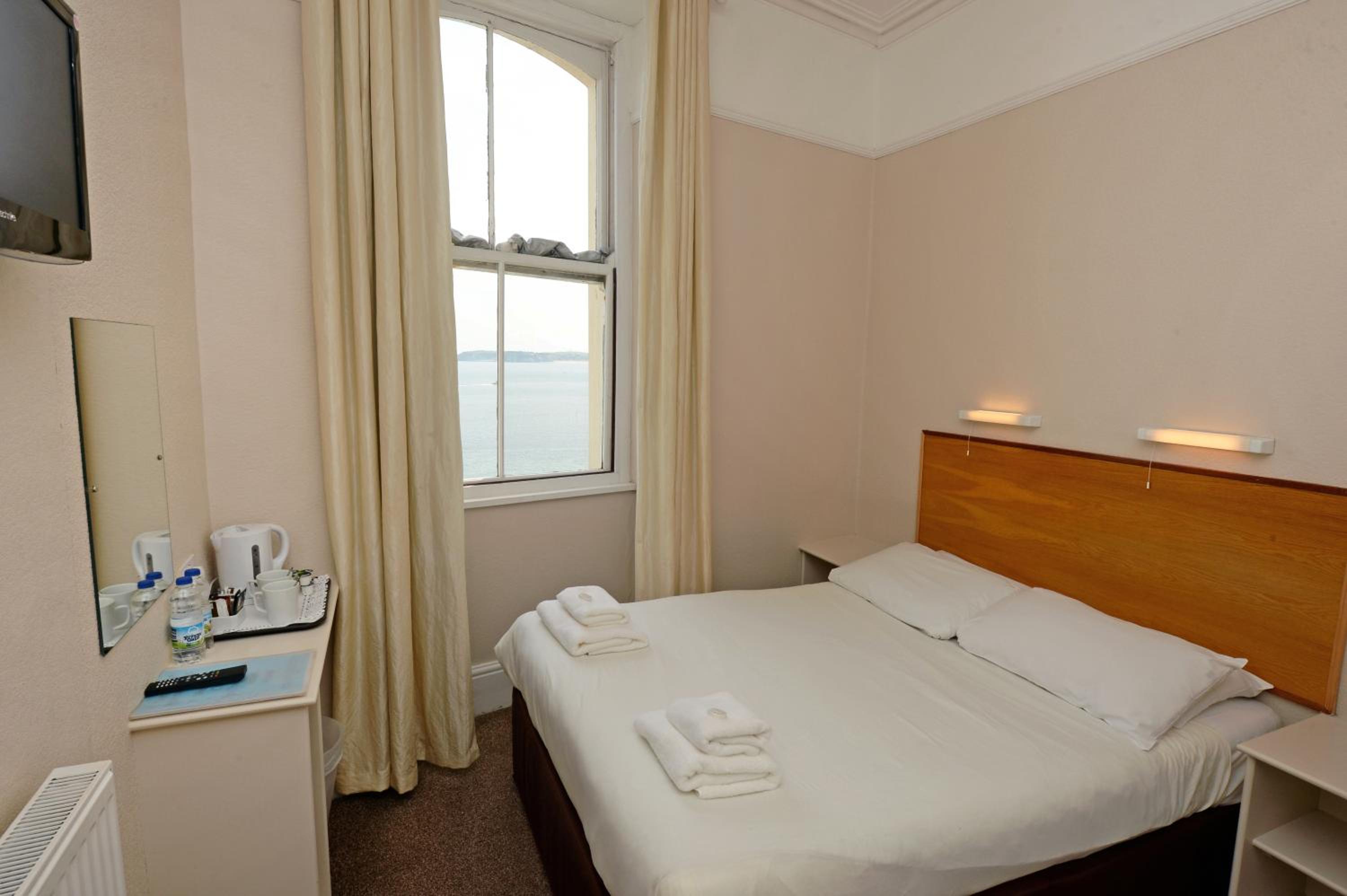 Double or Twin Room with Sea View - Photo 6