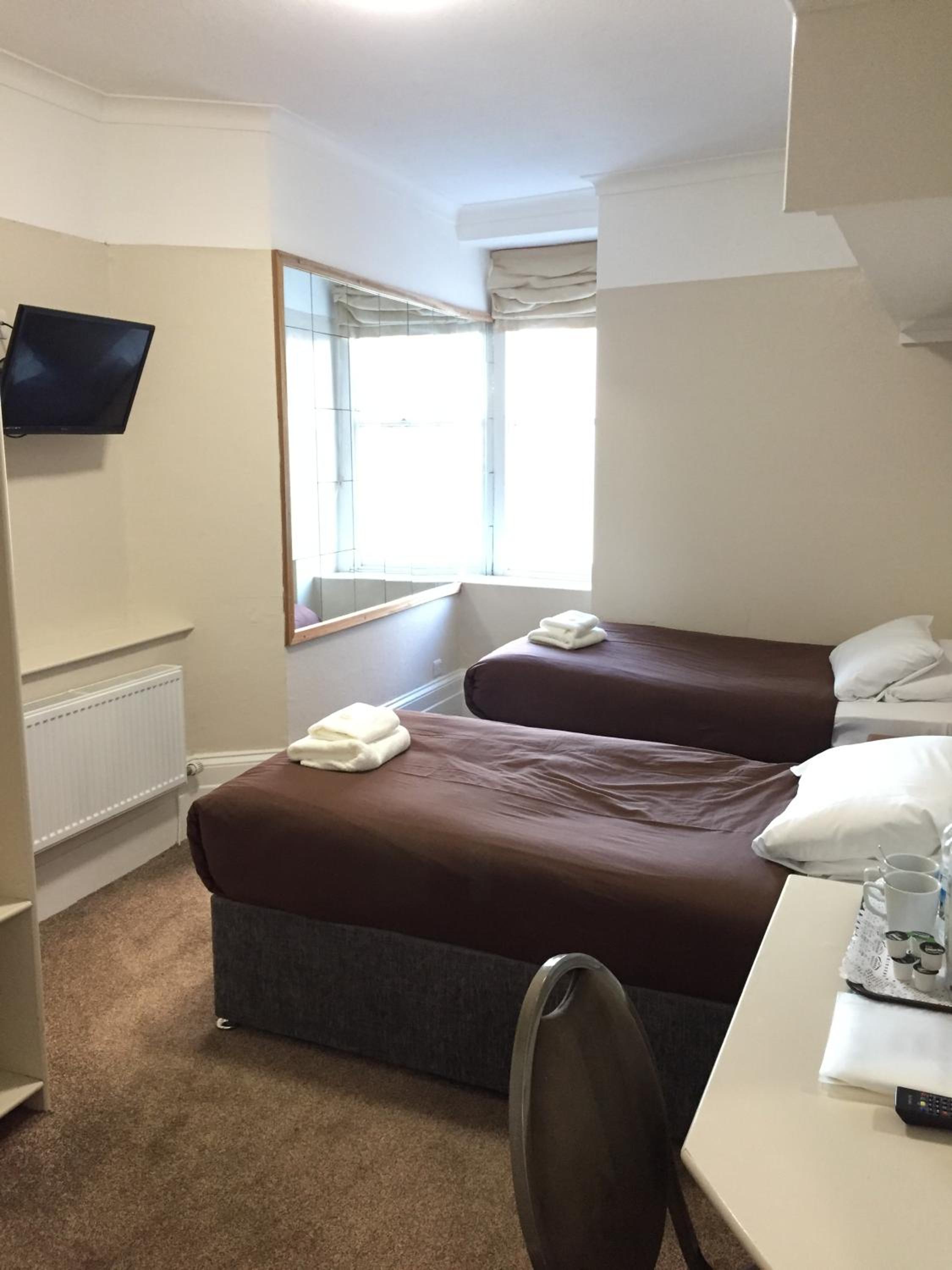 Twin Room - Photo 3