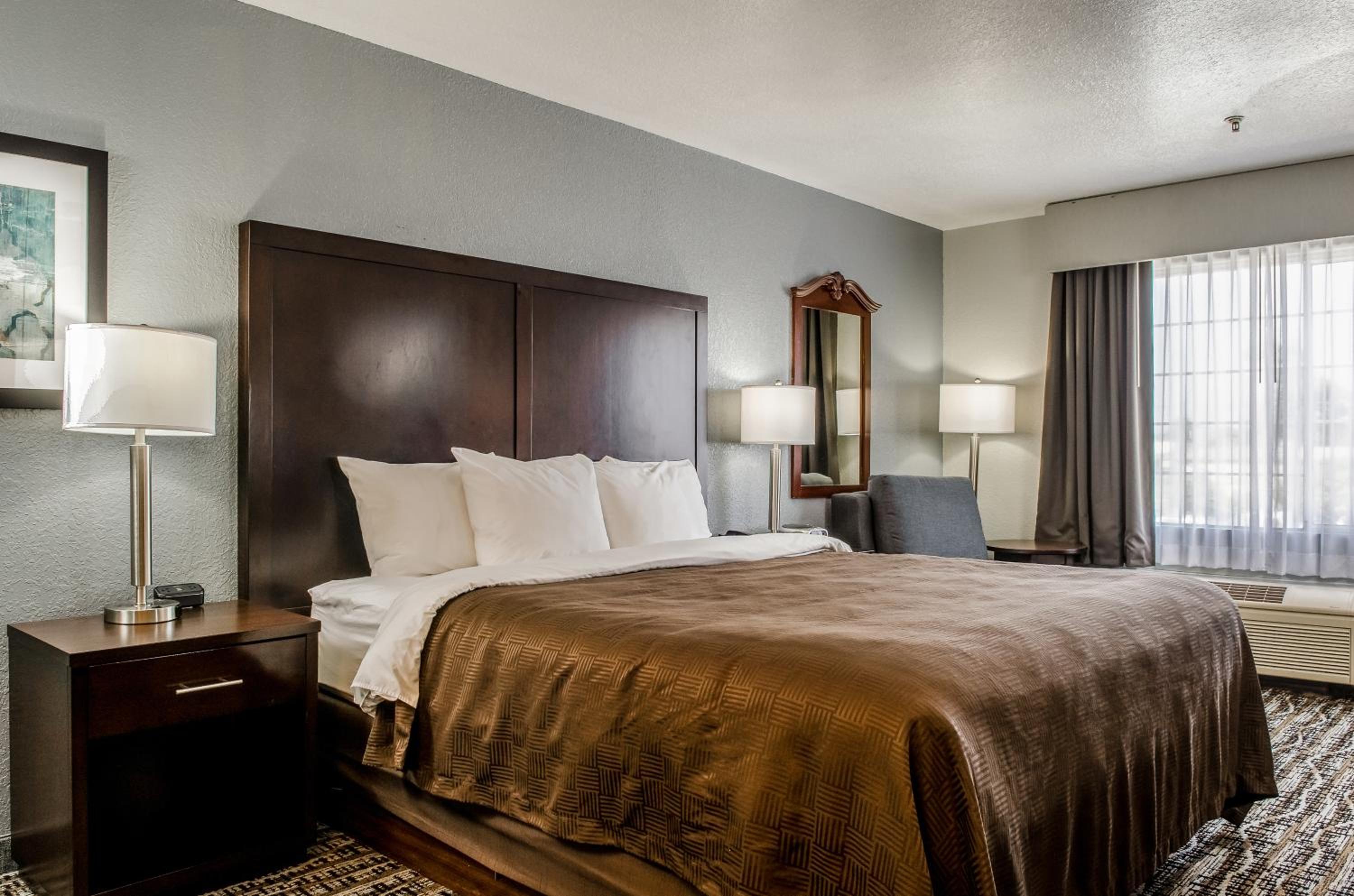King Room - Non-Smoking - Photo 1