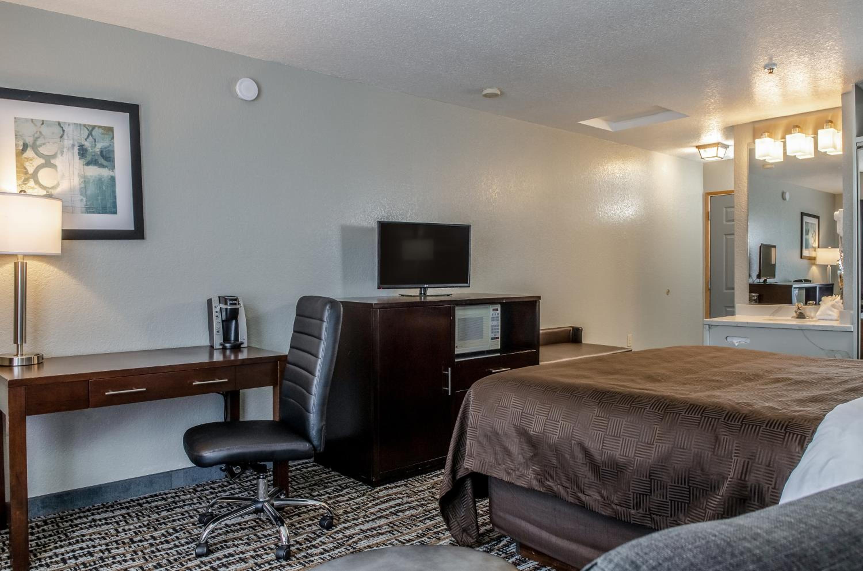 King Room - Non-Smoking - Photo 4