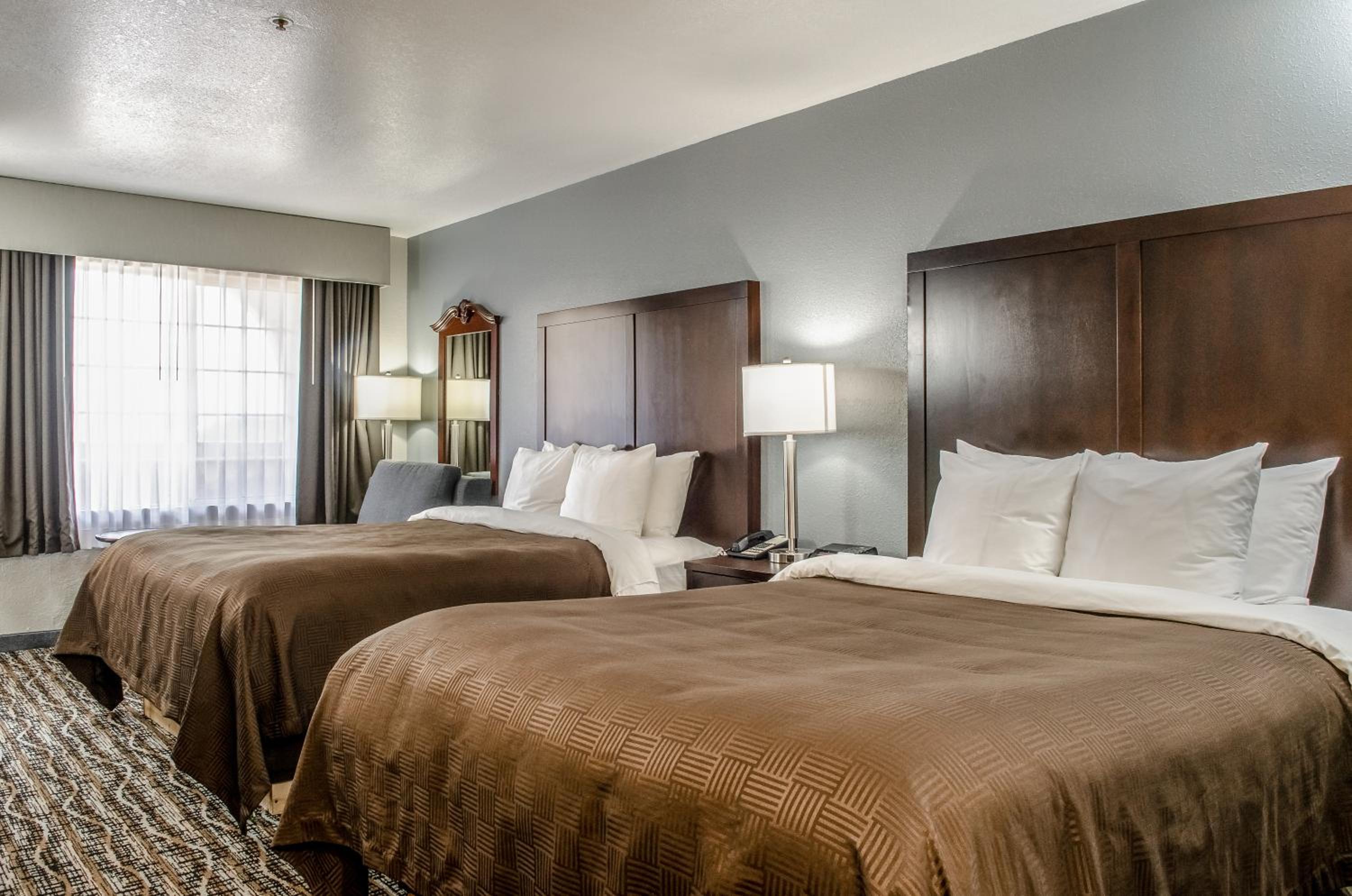 Queen Room with Two Queen Beds - Non-Smoking - Photo 2