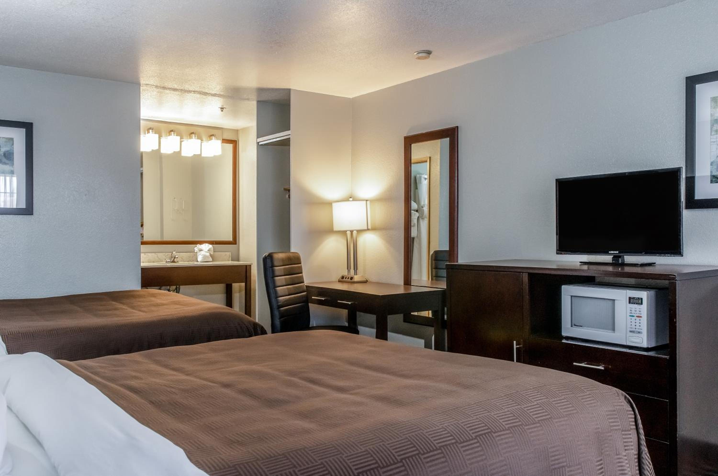 Queen Room with Two Queen Beds - Non-Smoking - Photo 3