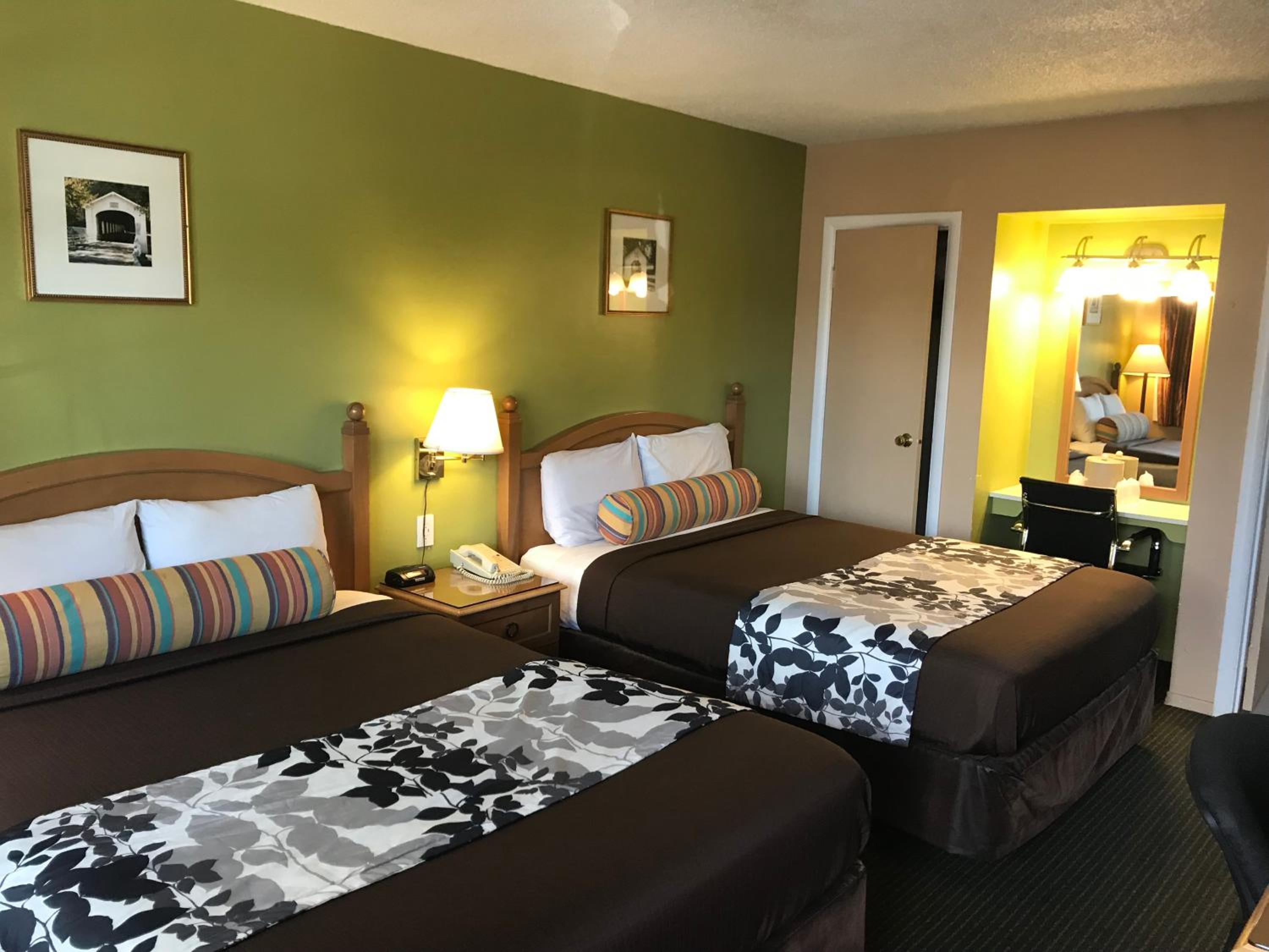 Queen Room with Two Queen Beds - Non-Smoking - Photo 2