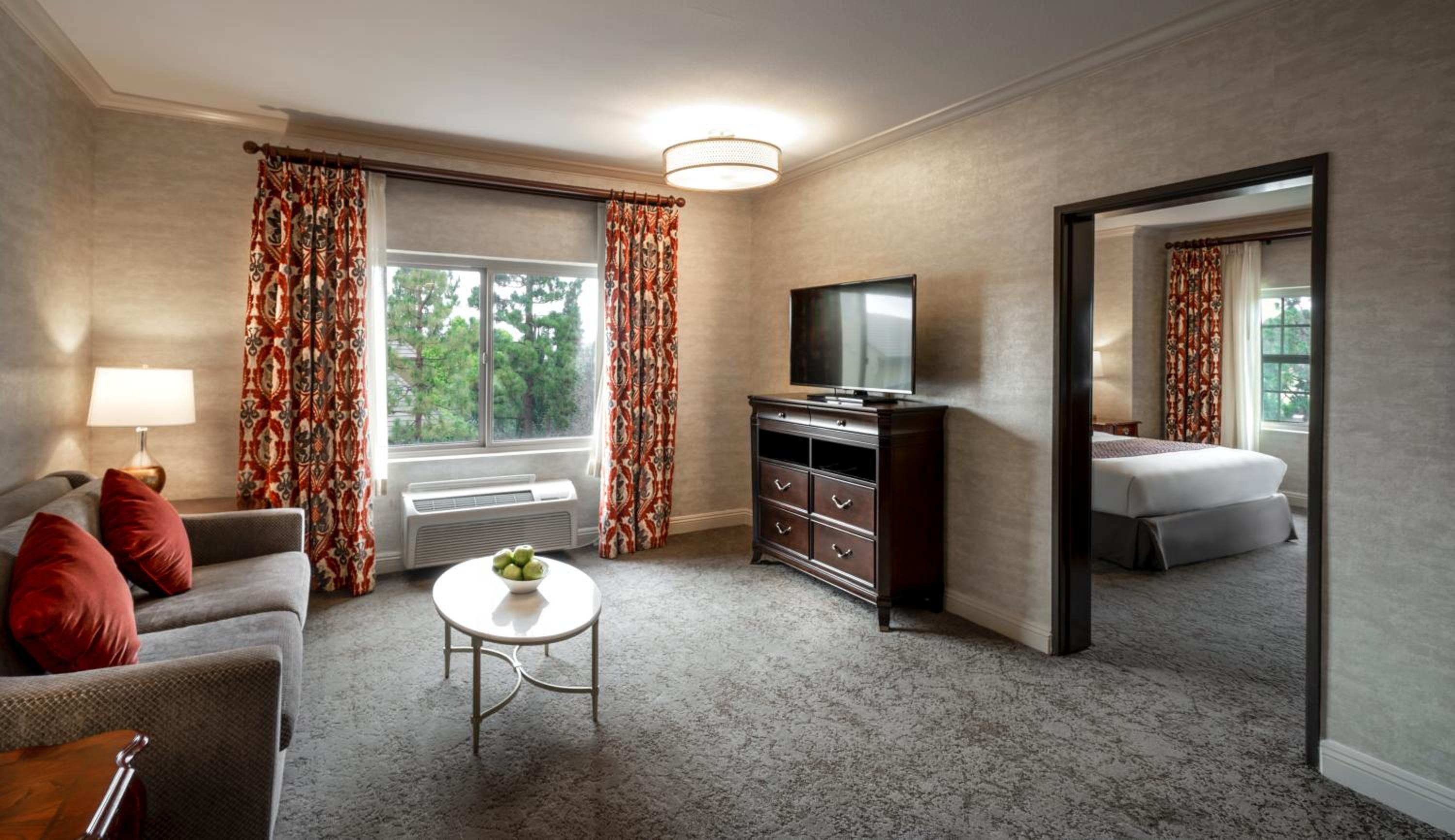 Executive Suite - Photo 2