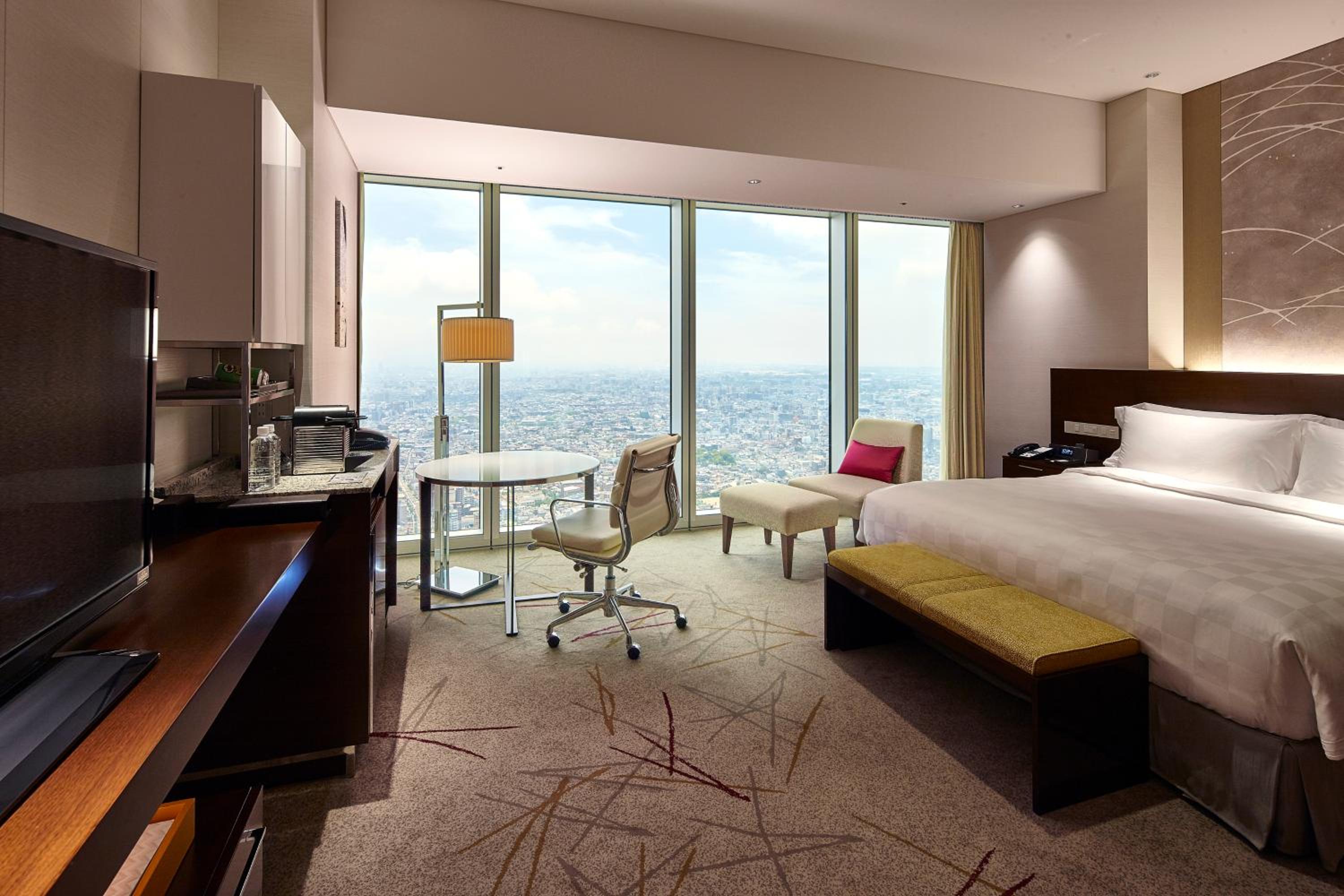 Deluxe King Room Upper Floor - Non-Smoking photo 1