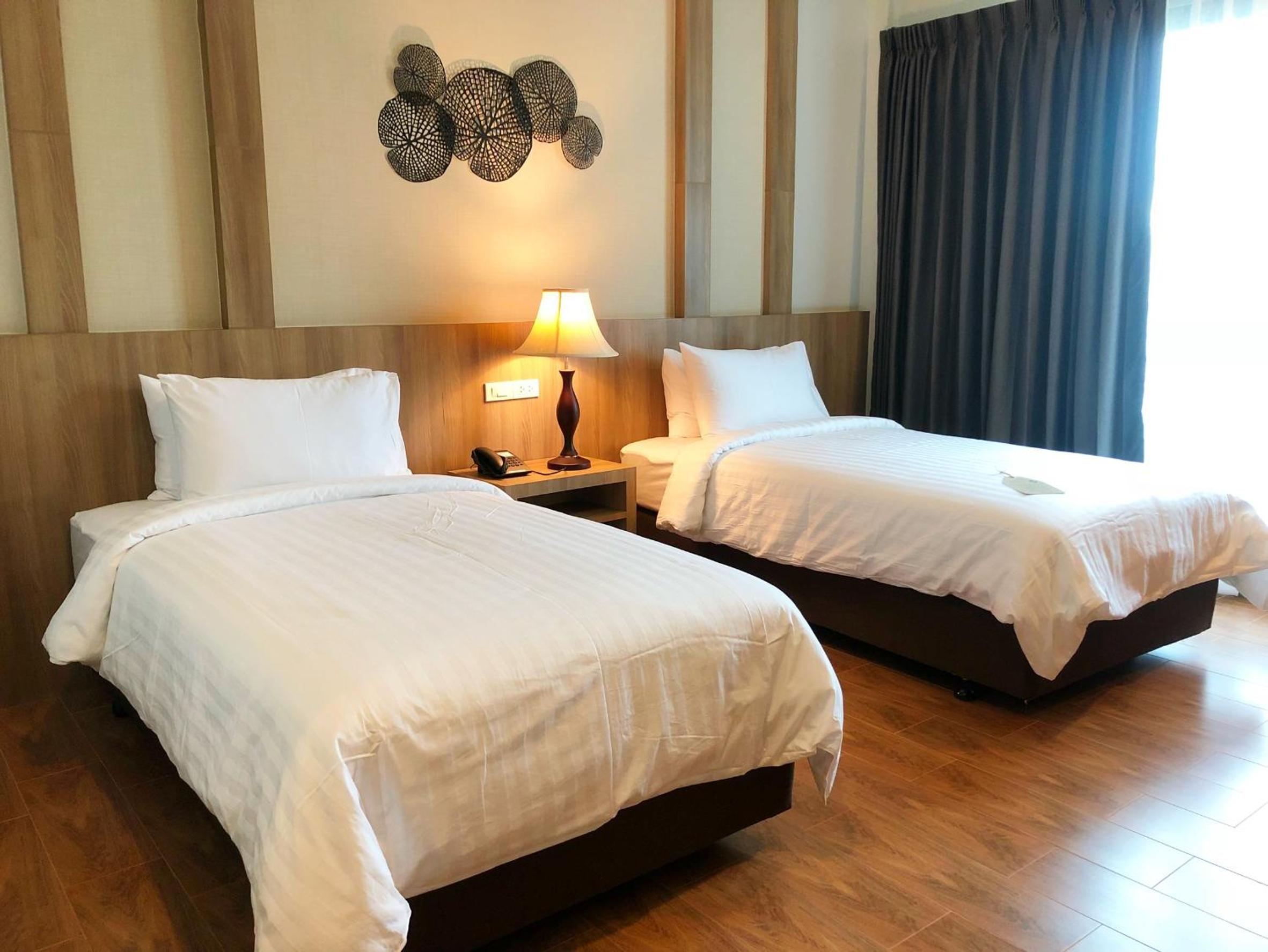 Elderly And Wheelchair Accessible Twin Bed Room  photo 2