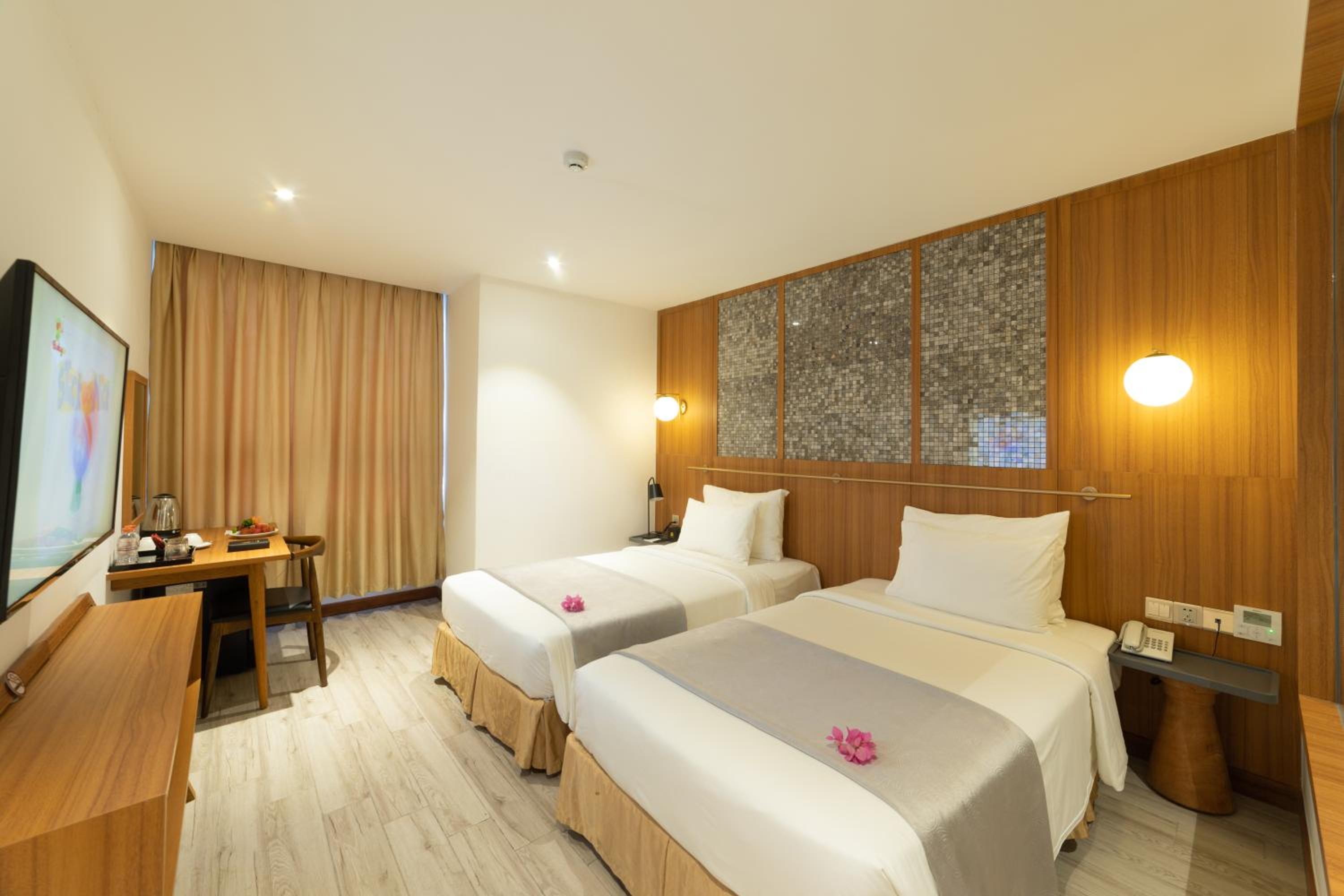 Deluxe Double or Twin Room with Partial Sea View photo 3