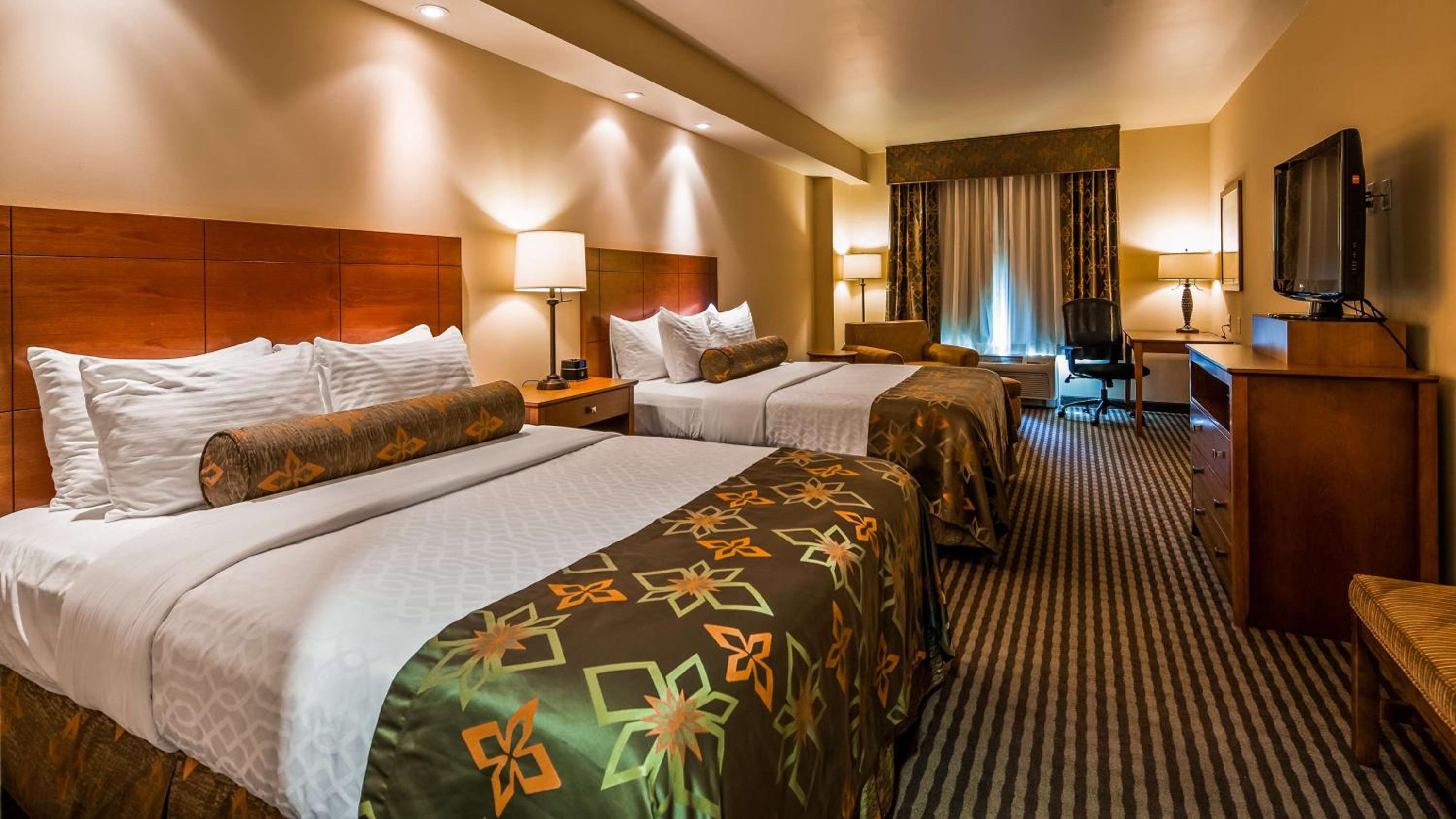 Queen Room with Two Queen Beds - Photo 2