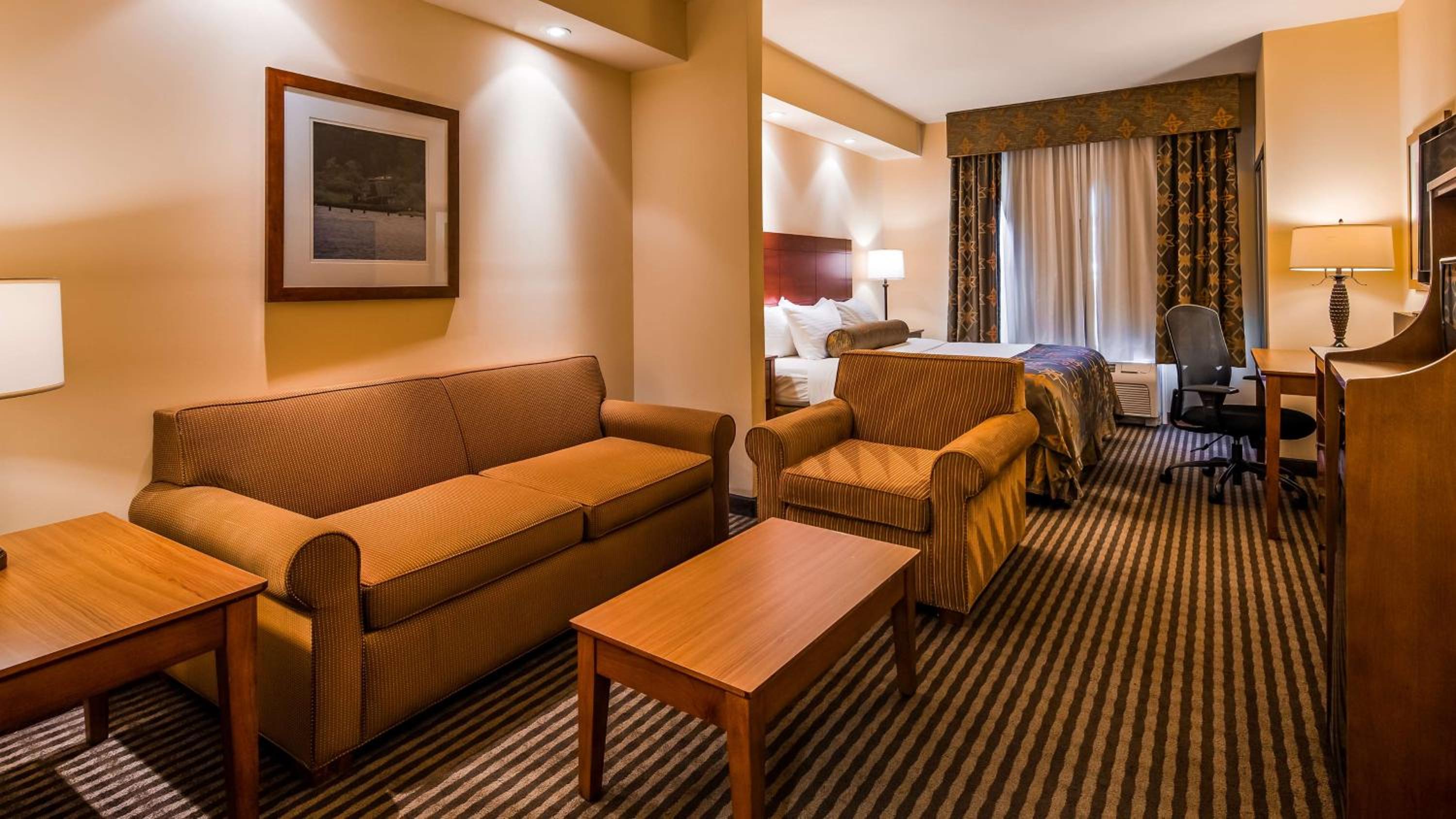 King Suite with Roll-In Shower and Sofa Bed - Disability Access/Non-Smoking - Photo 2