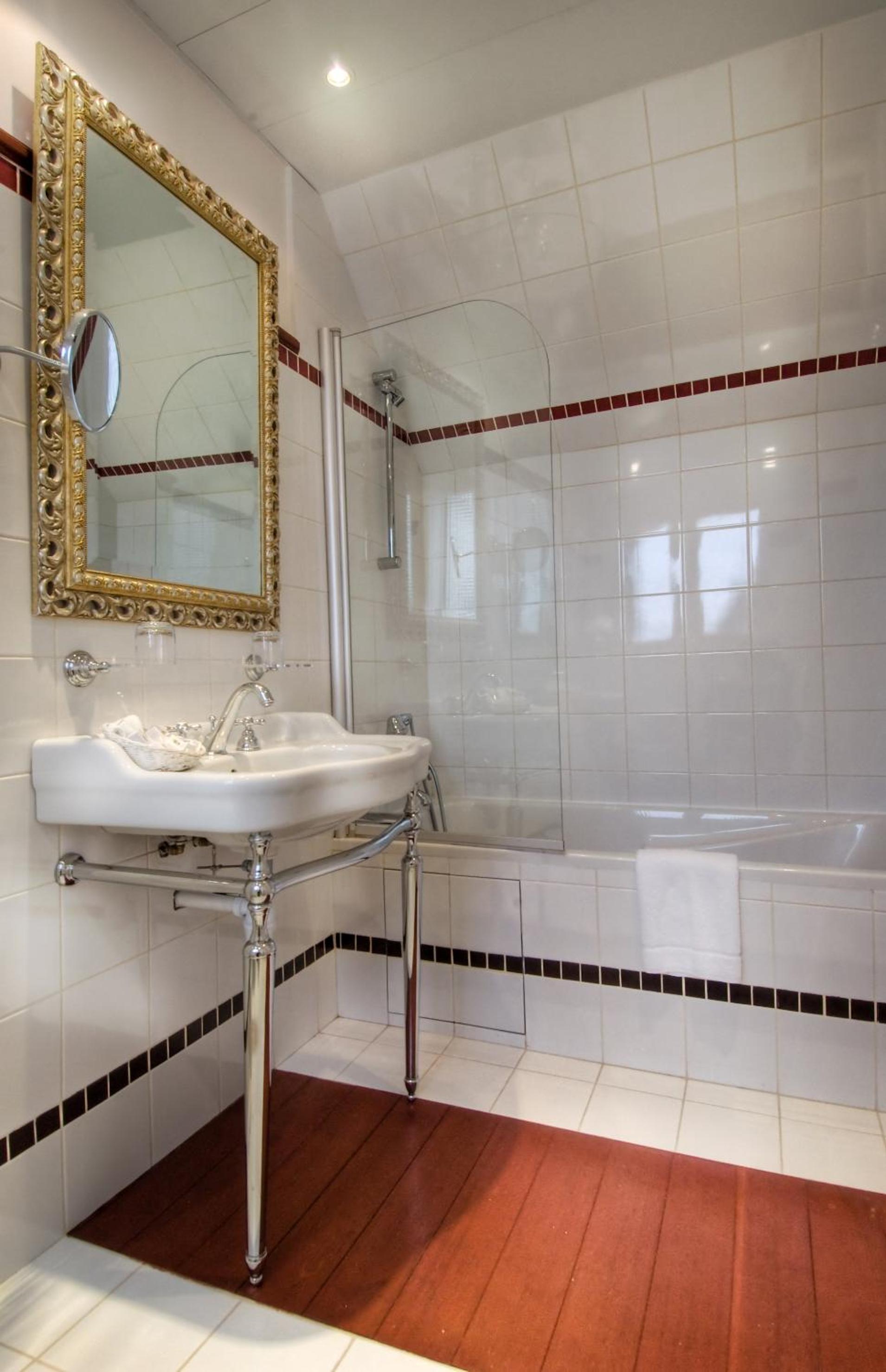 Classic Double Room thumbnail 5