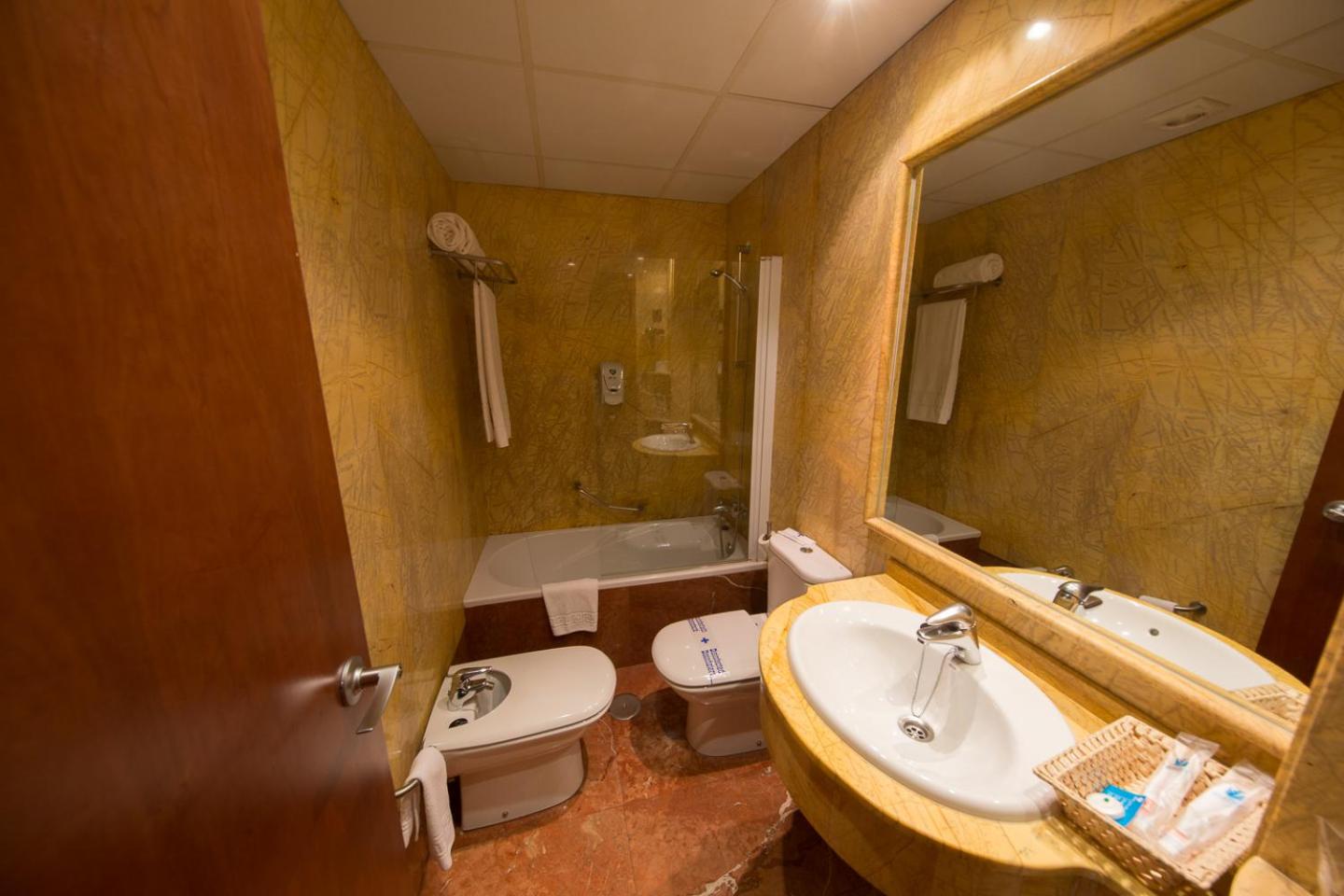 Double or Twin Room - Photo 13