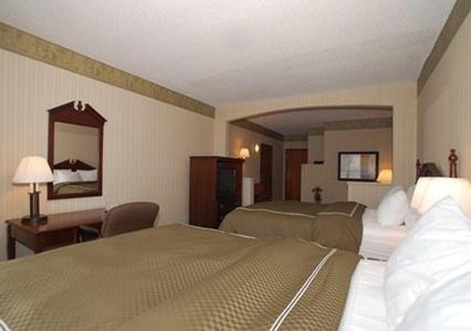 Queen Suite with Two Queen Beds - Non-Smoking - Photo 3