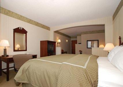 King Suite - Non-Smoking - Photo 3