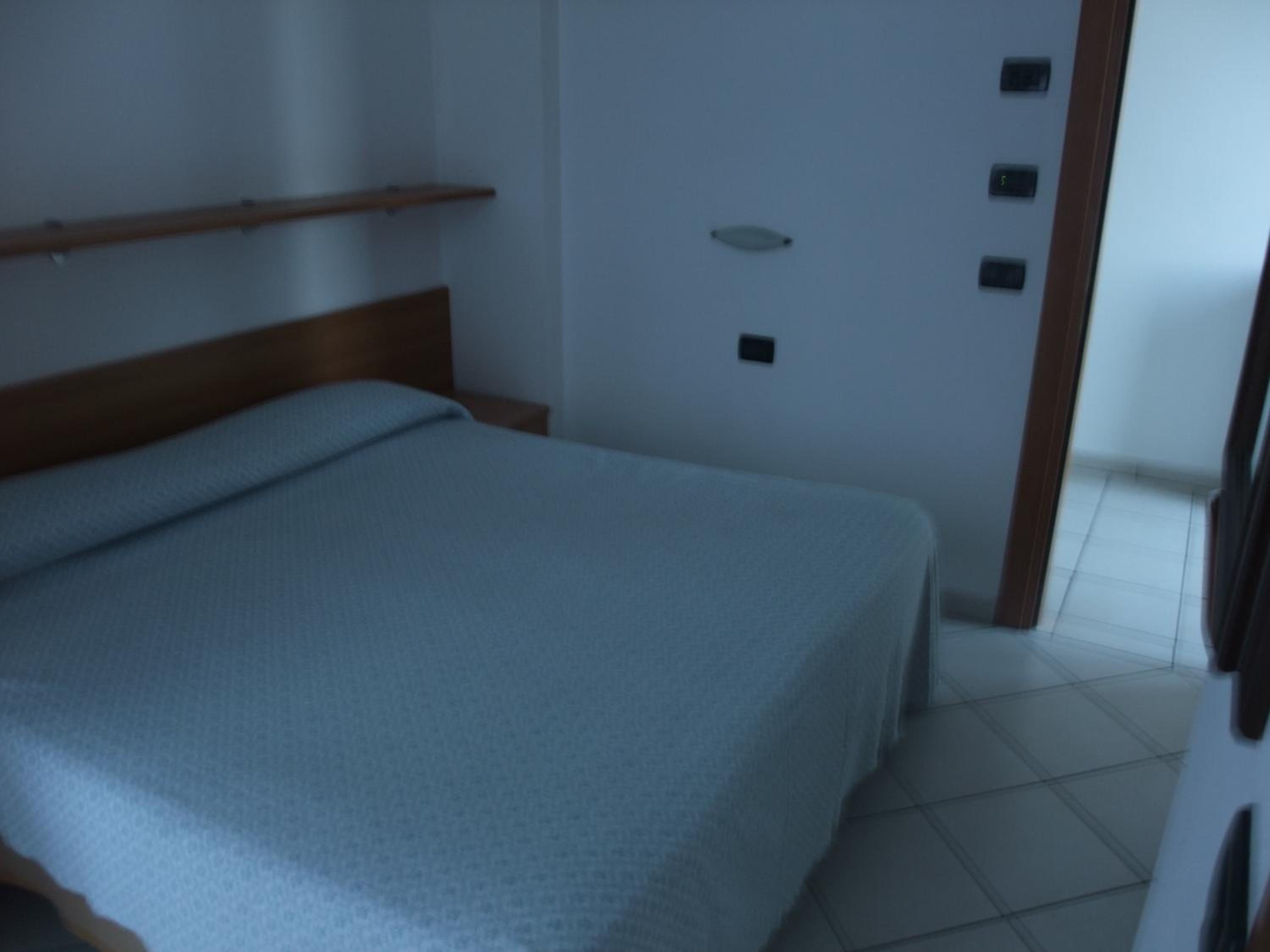 Double Room with Balcony - Photo 8