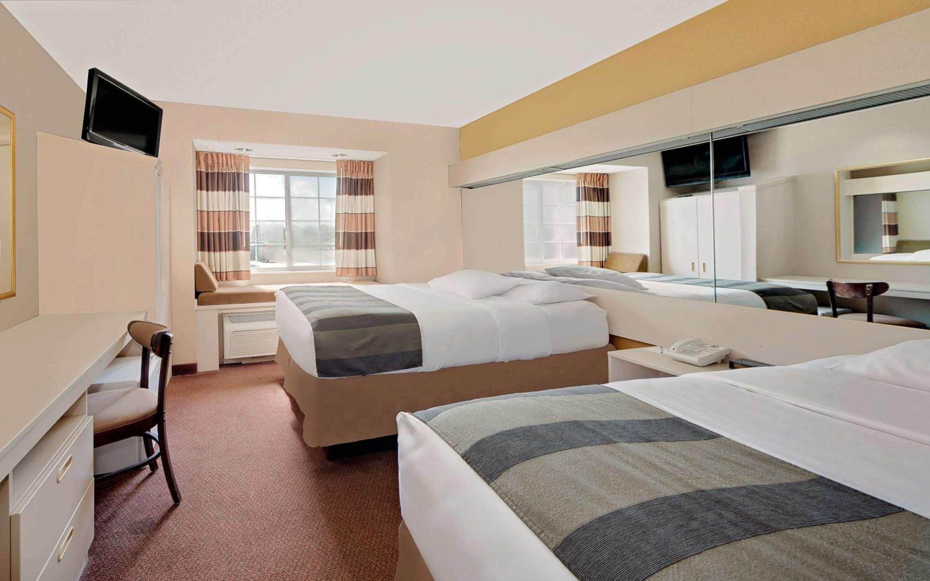 Queen Room With Two Queen Beds - Smoking photo 3