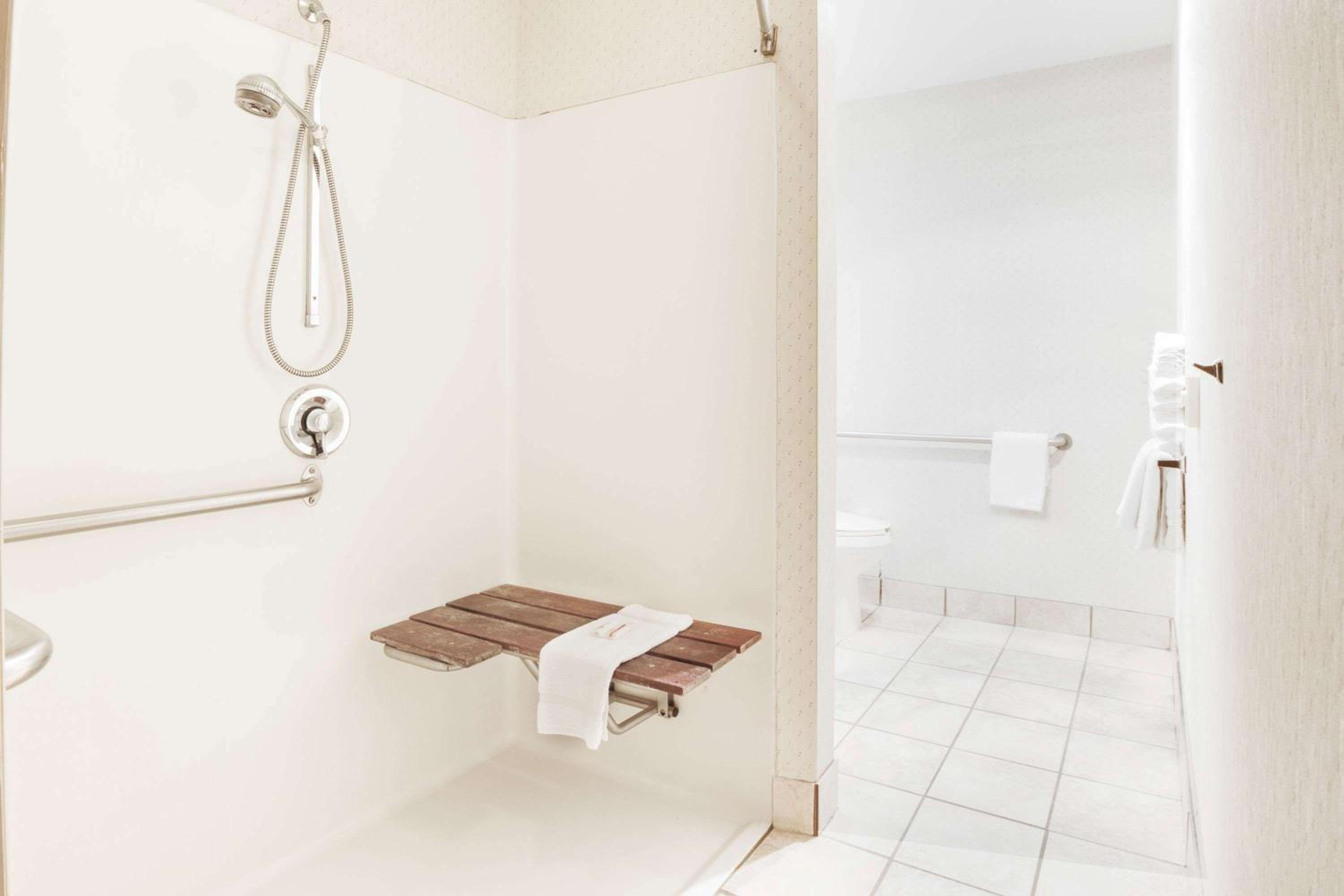 Deluxe Queen Room - Disability Access/Non-Smoking - Photo 4