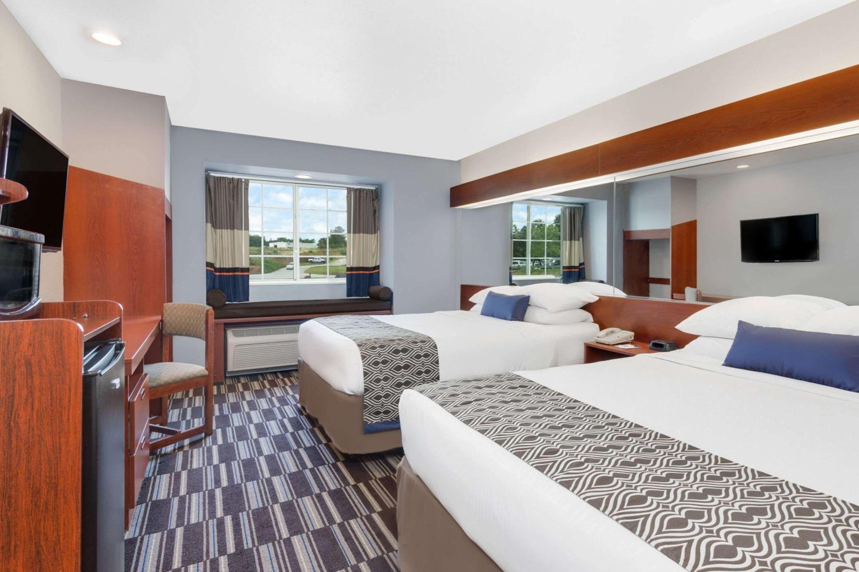 Queen Room with Two Queen Beds - Non-Smoking - Photo 1