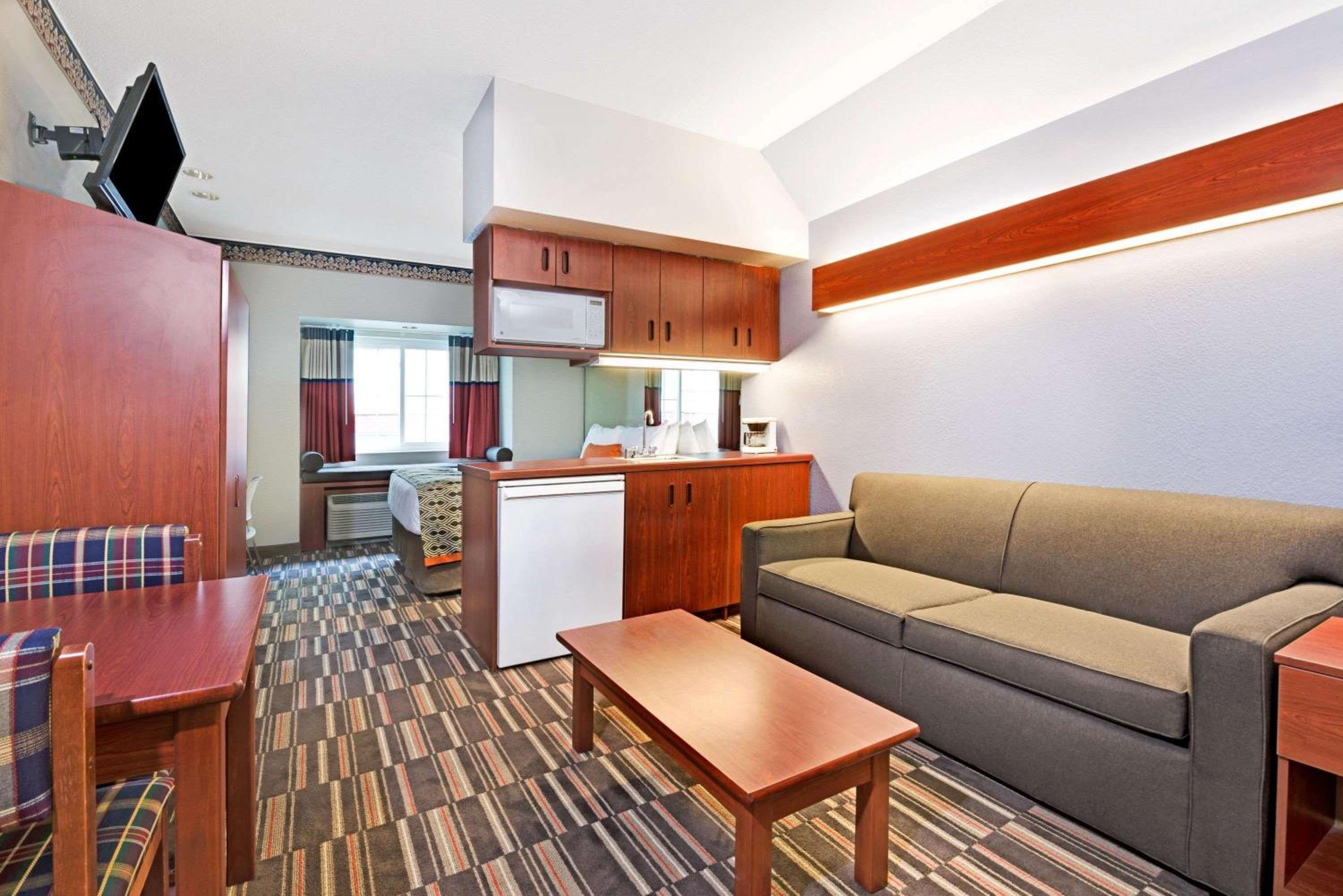 Queen Suite with Spa Bath - Non-Smoking - Photo 6