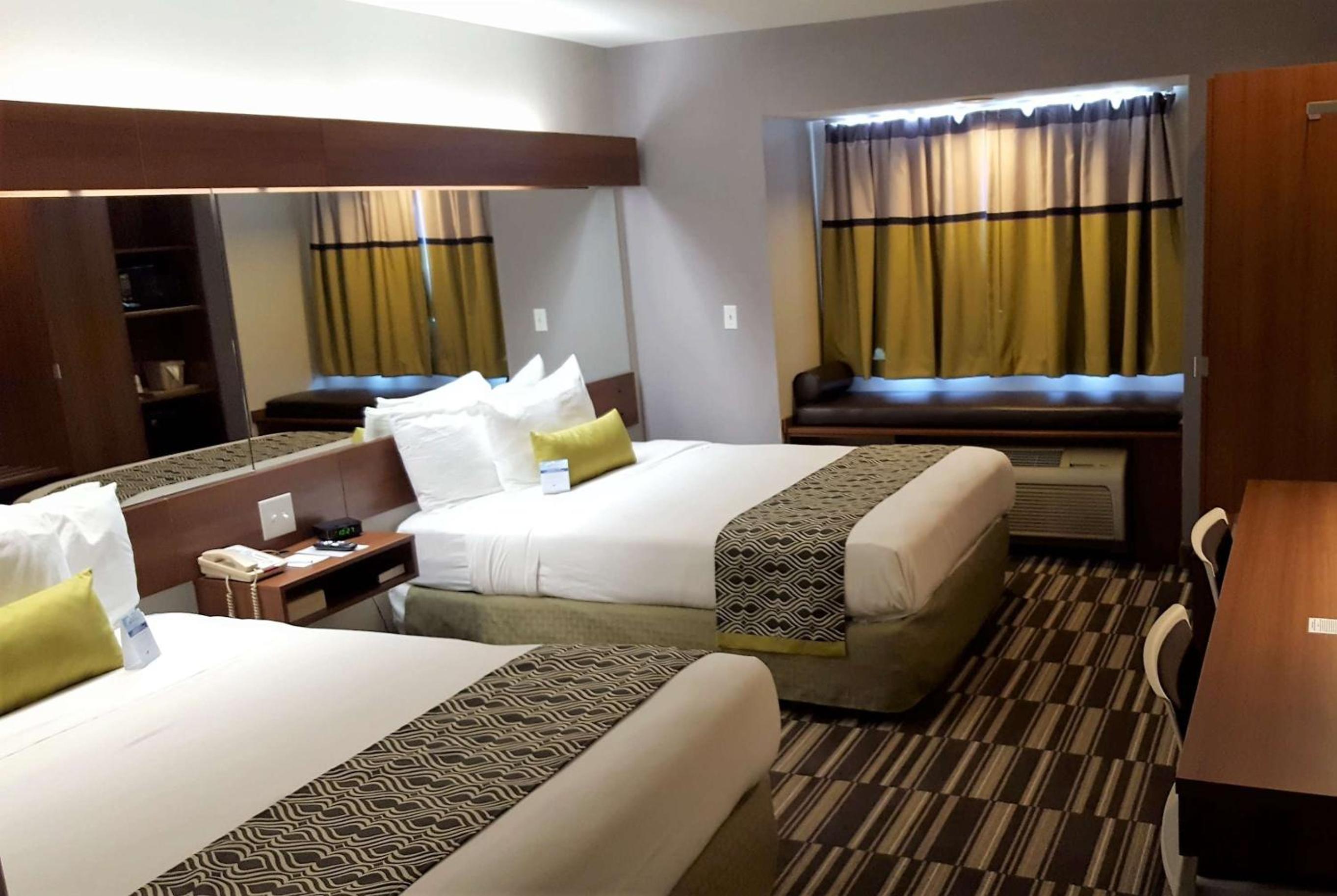 Queen Room with Two Queen Beds - Non-Smoking - Photo 3