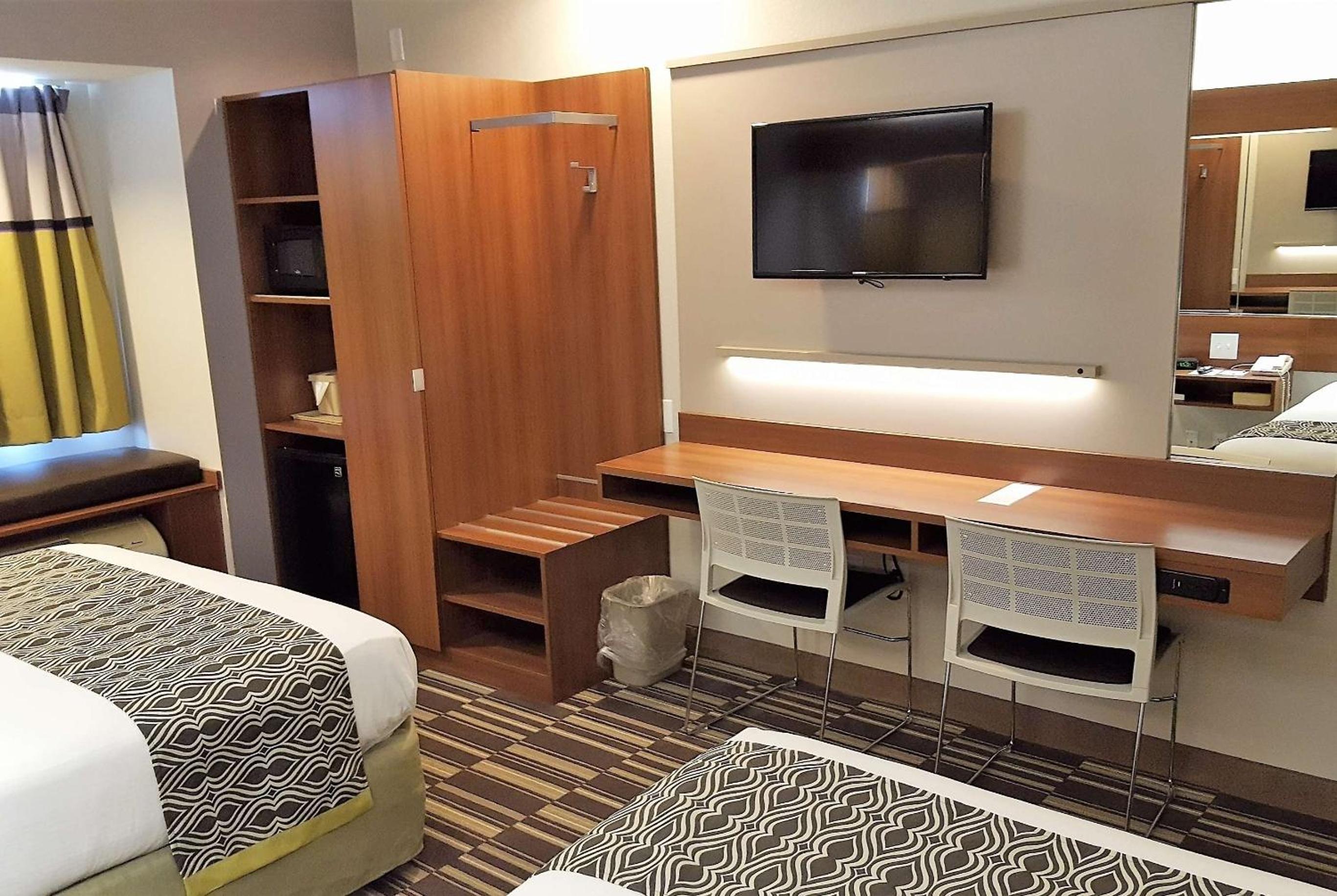 Queen Room with Two Queen Beds - Non-Smoking - Photo 4