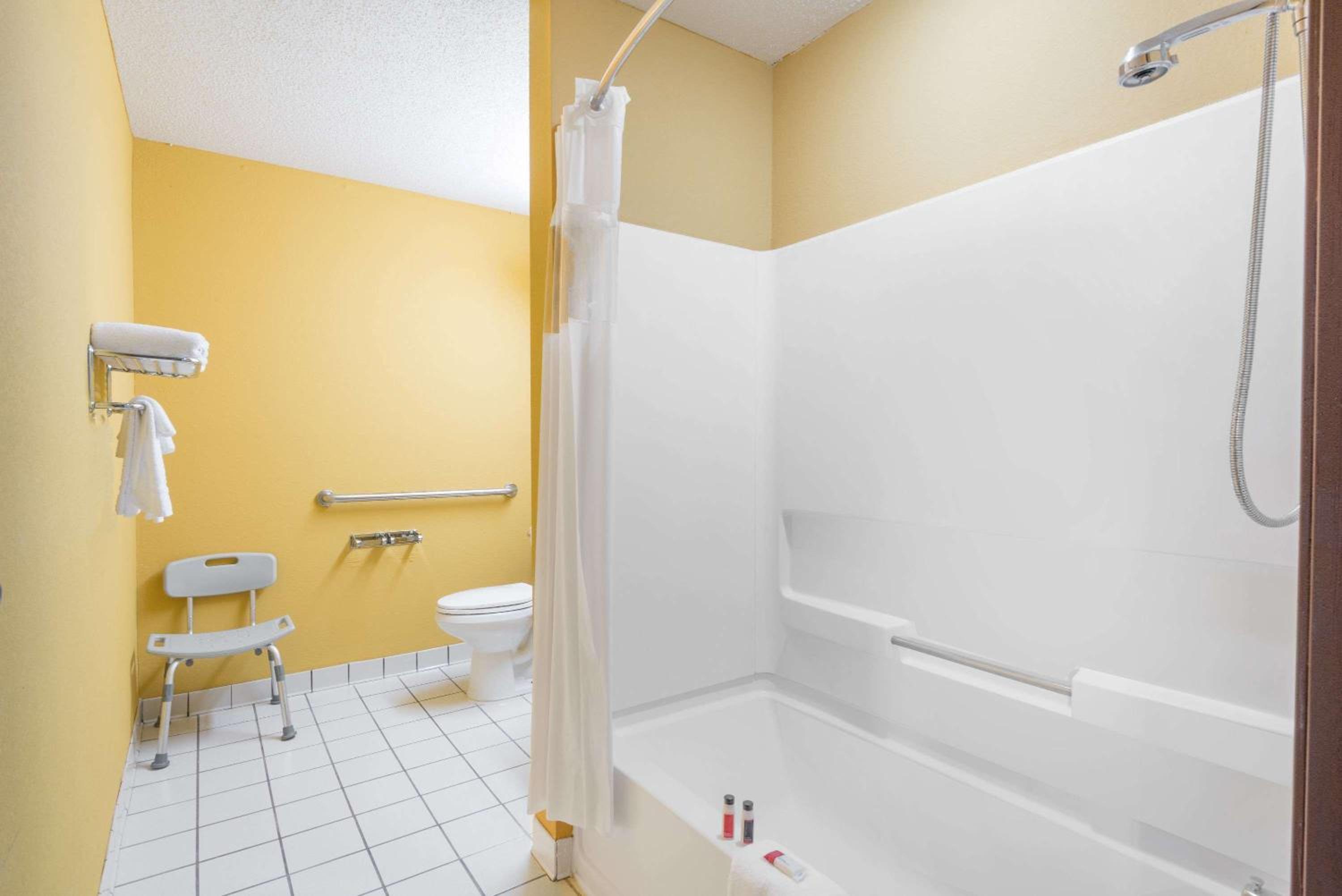 Queen Room with Two Queen Beds - Mobility Access/Non-Smoking - Photo 4