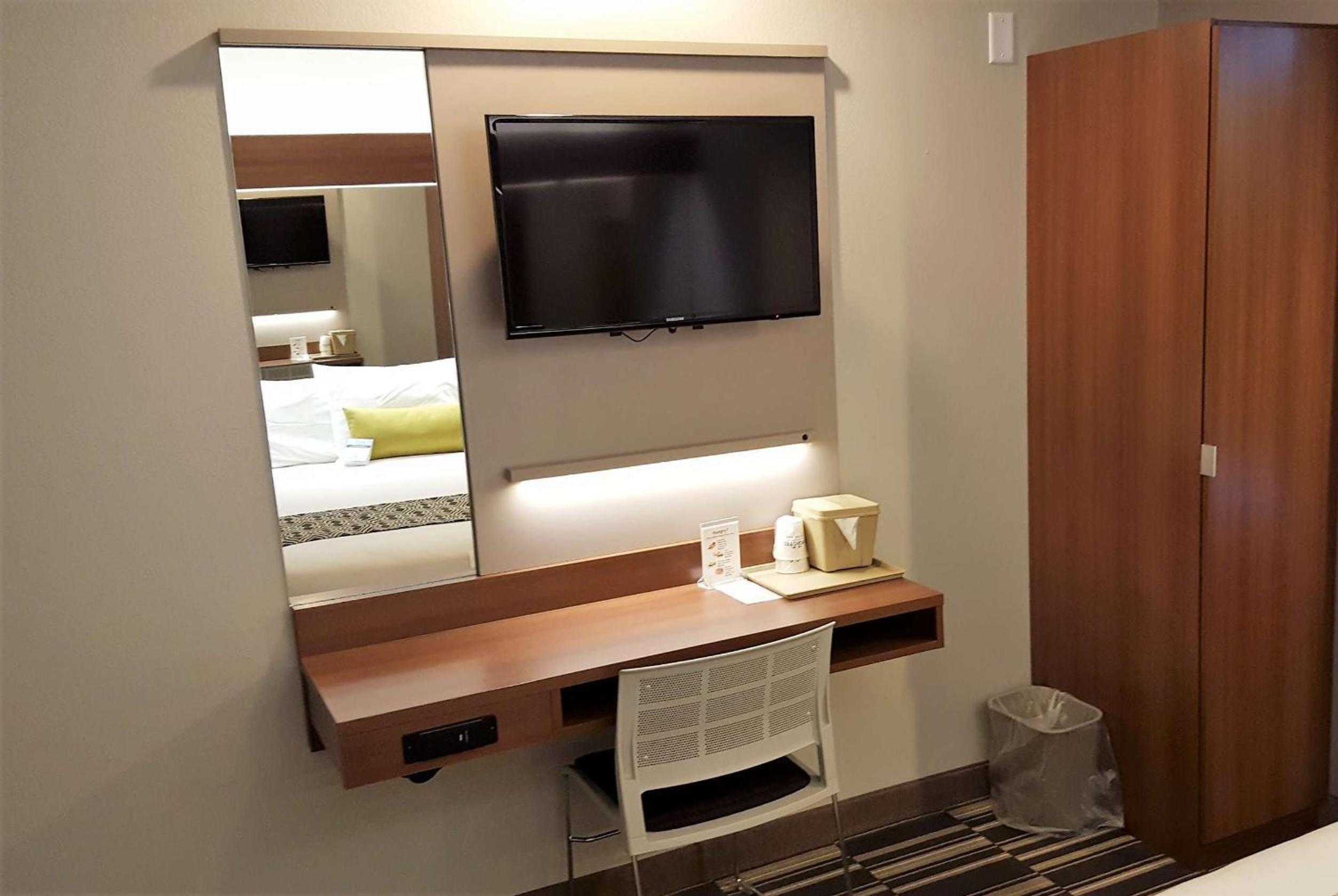 Queen Studio Suite - Non-Smoking - Photo 2