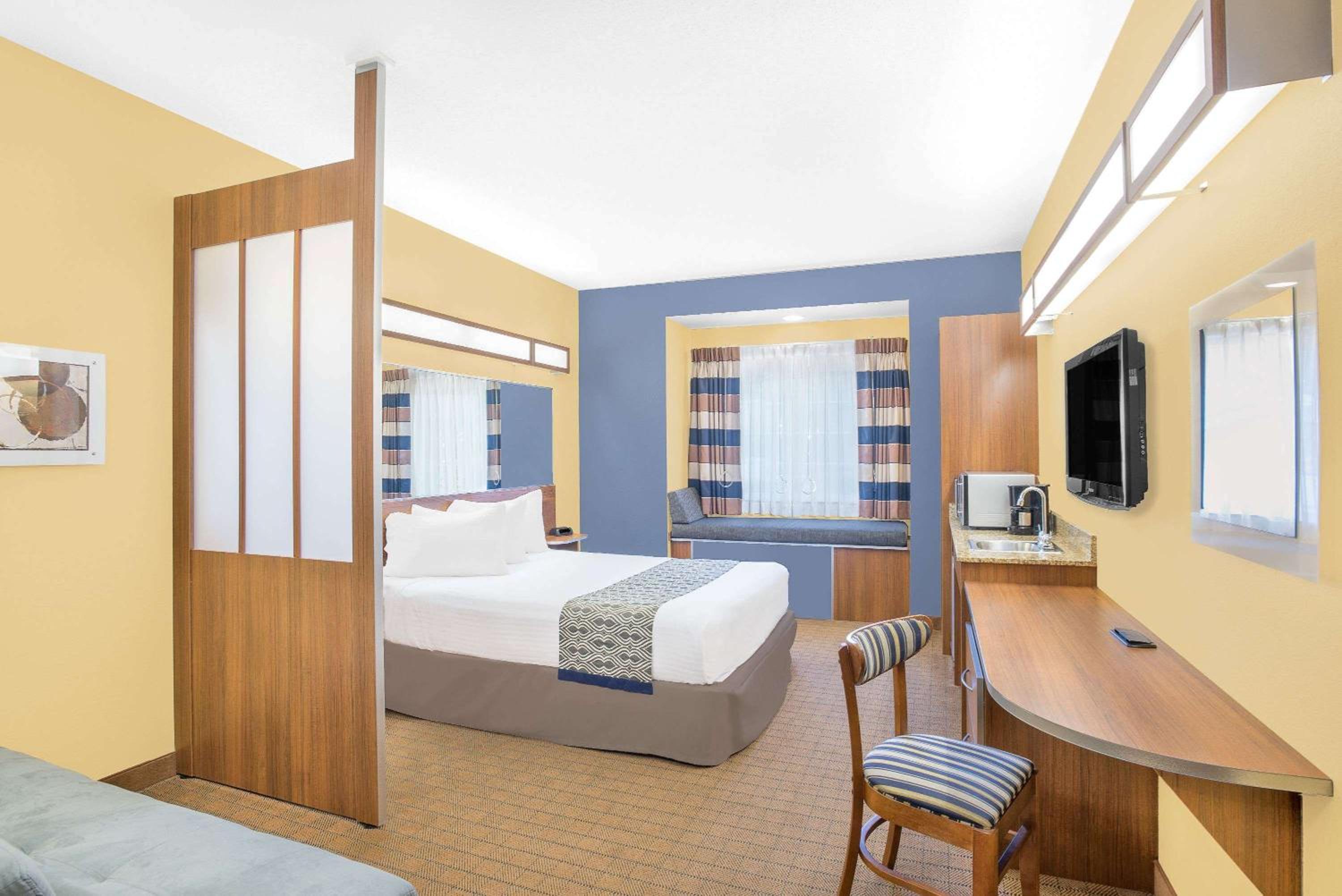 Accessible Studio Suite with 1 Queen Bed Non-Smoking - Photo 1