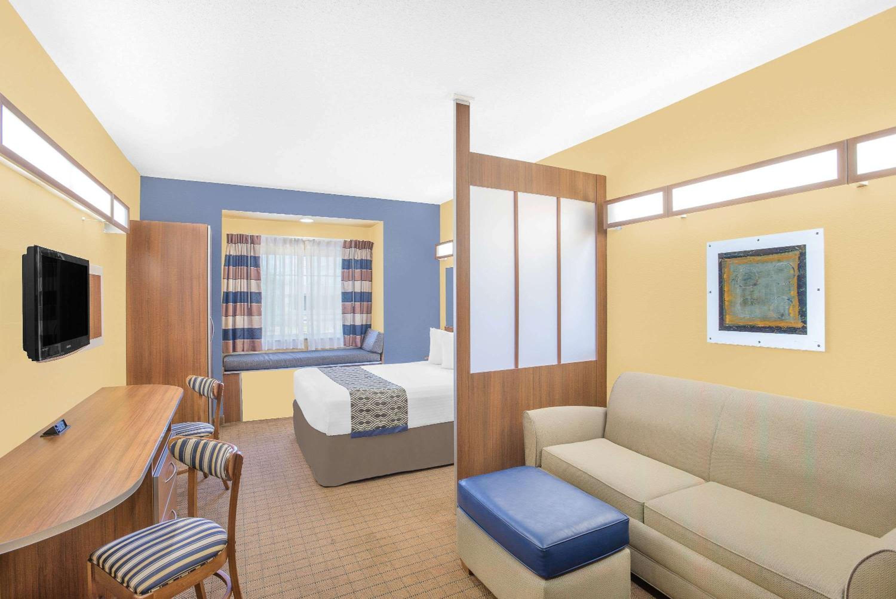 Studio Suite with 1 Queen Bed Non-Smoking - Photo 2