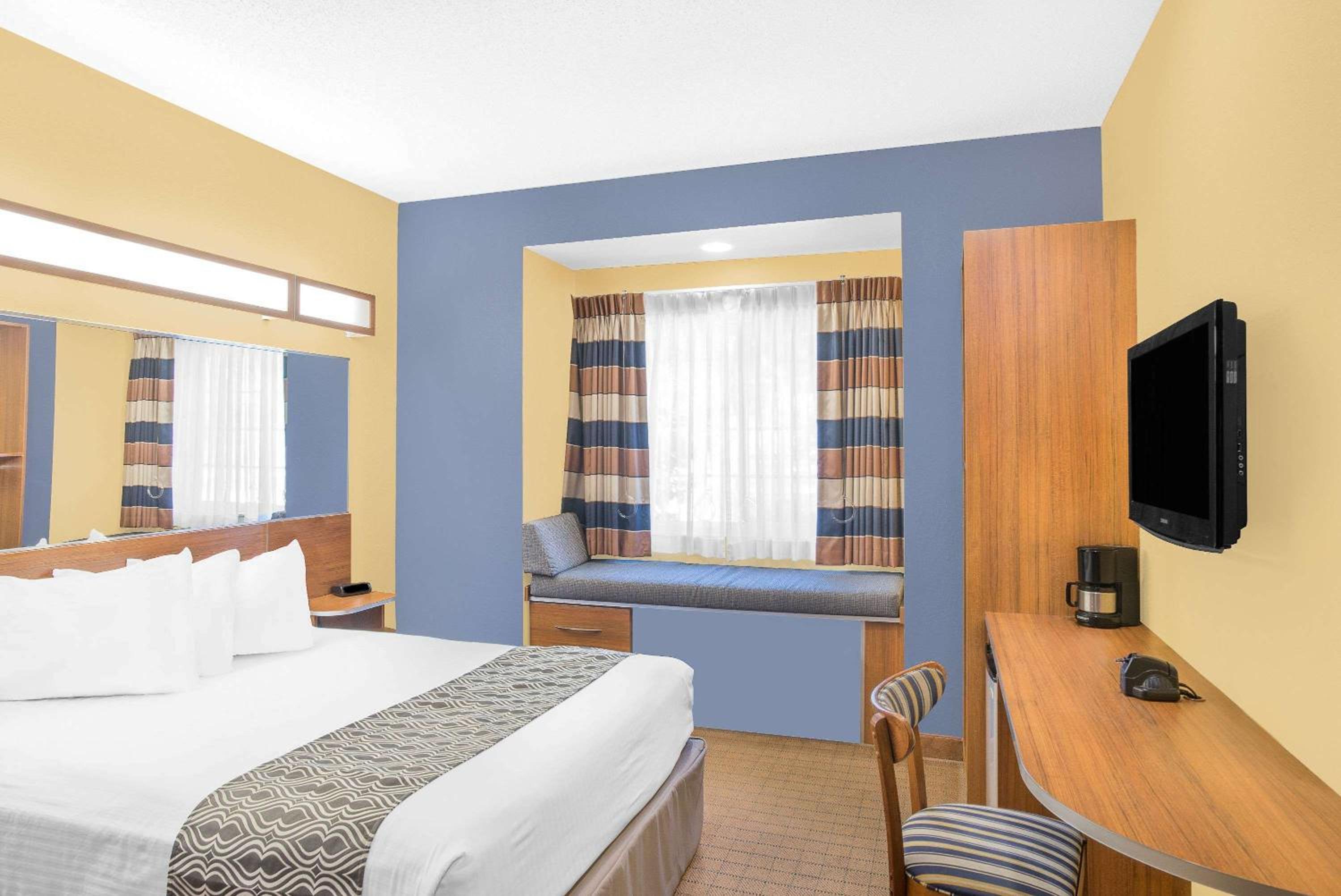 Queen Room - Non-Smoking - Photo 2