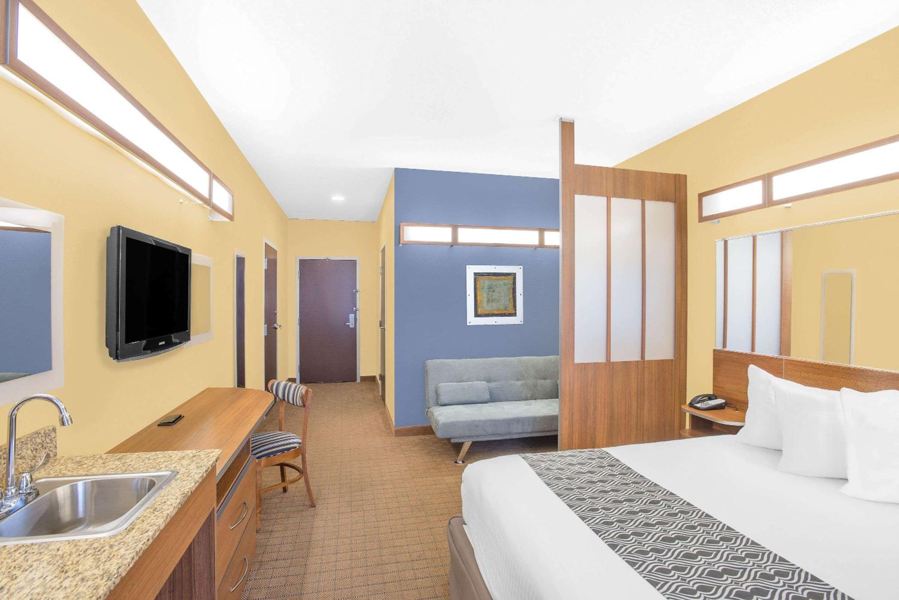 Accessible Studio Suite with 1 Queen Bed Non-Smoking - Photo 3