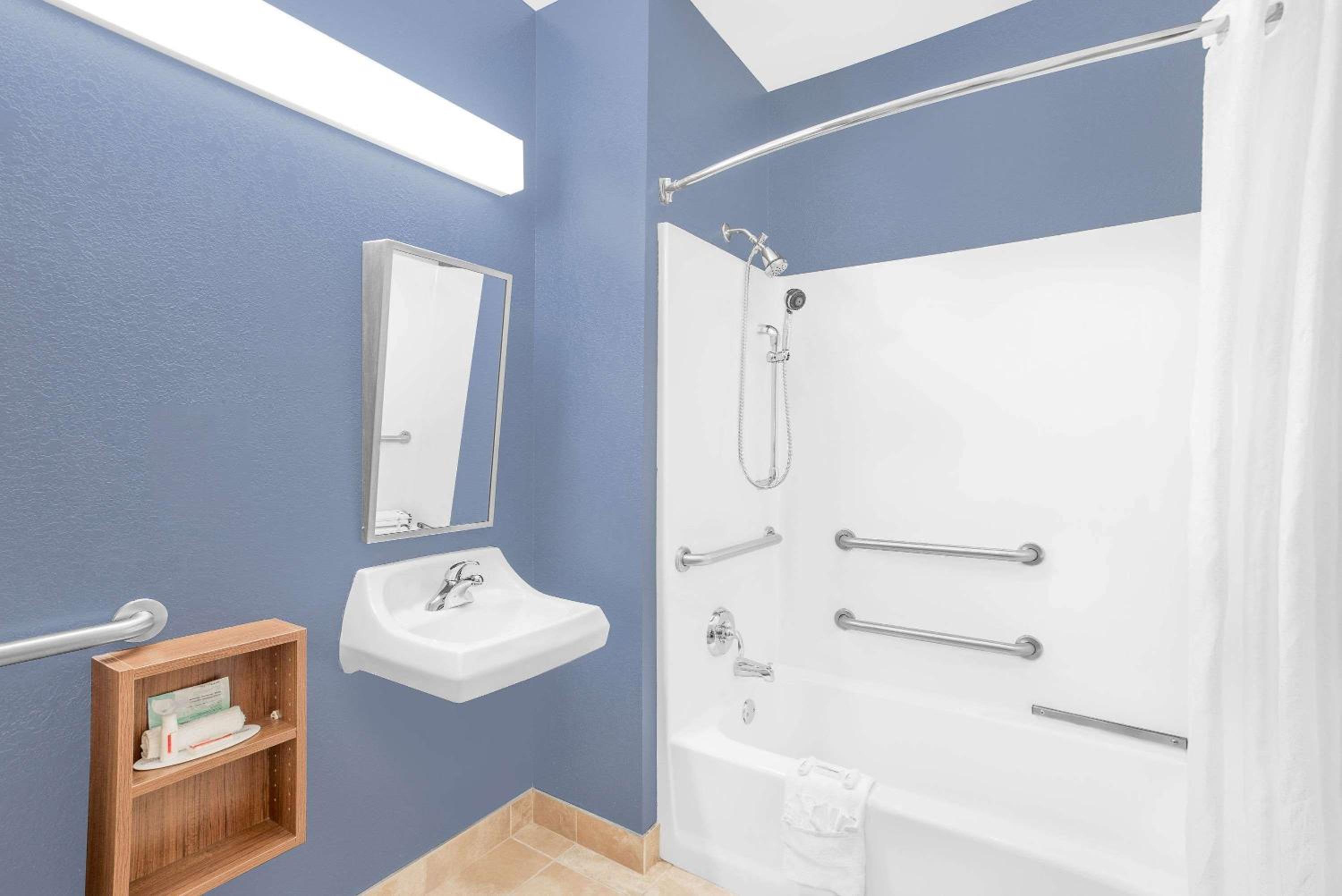 Accessible Studio Suite with 1 Queen Bed Non-Smoking - Photo 2