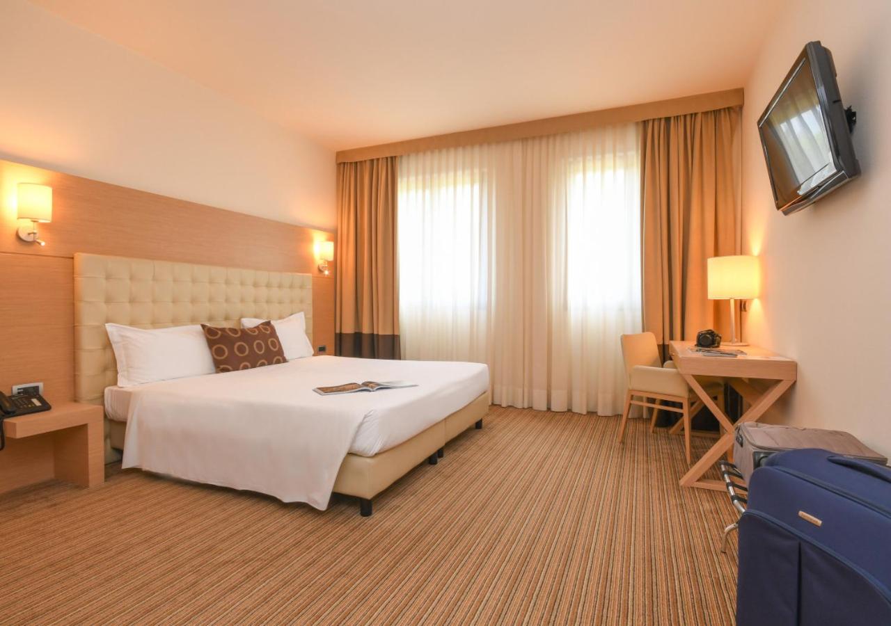 Double or Twin Room - Photo 7