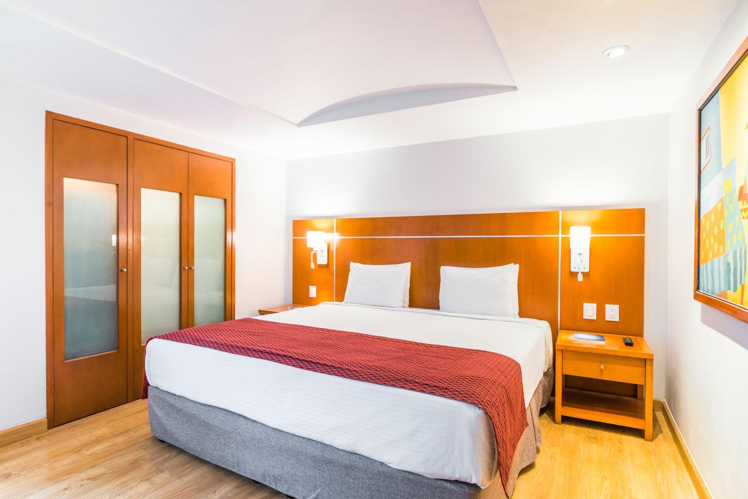 Junior Suite with King Bed - Photo 3